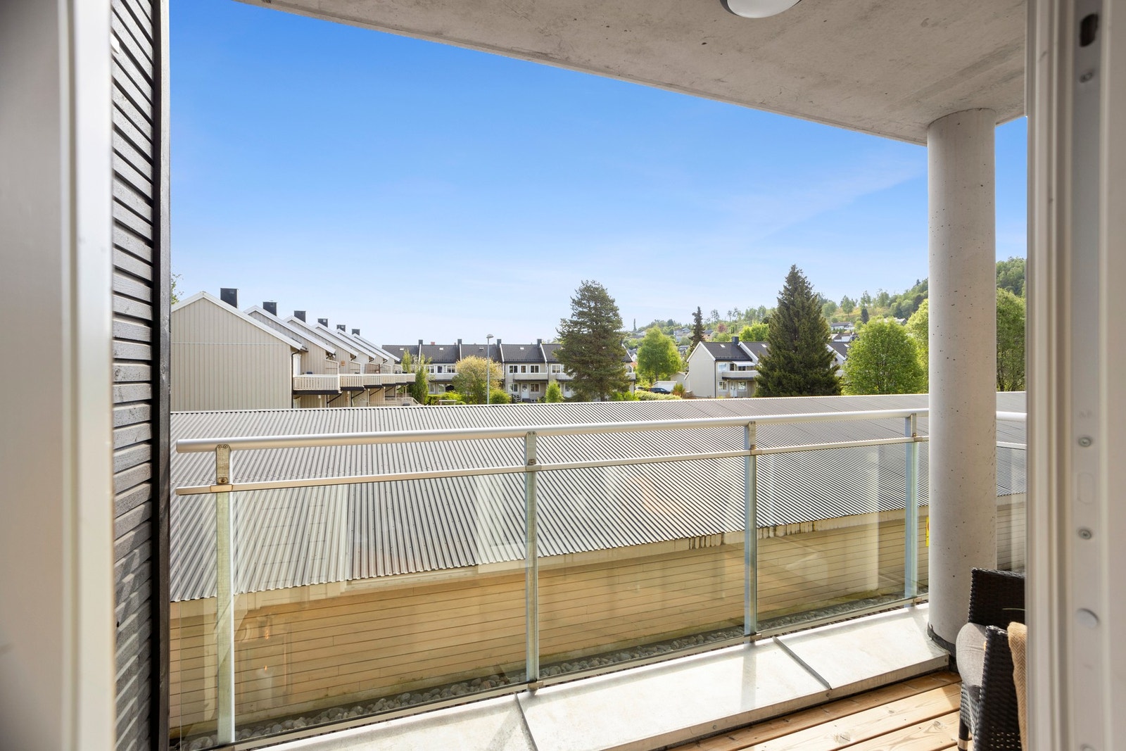 Fra stuen er det skyvedør ut til balkong på ca 5 kvm. Galleribilde