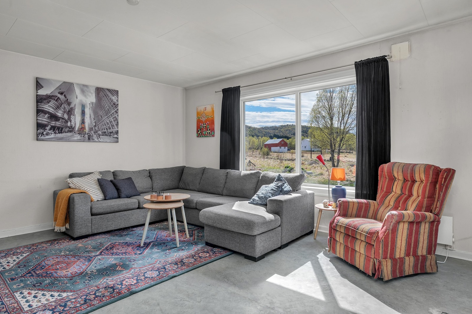 God plass til stor sofa og forskjellige sittegrupper Galleribilde