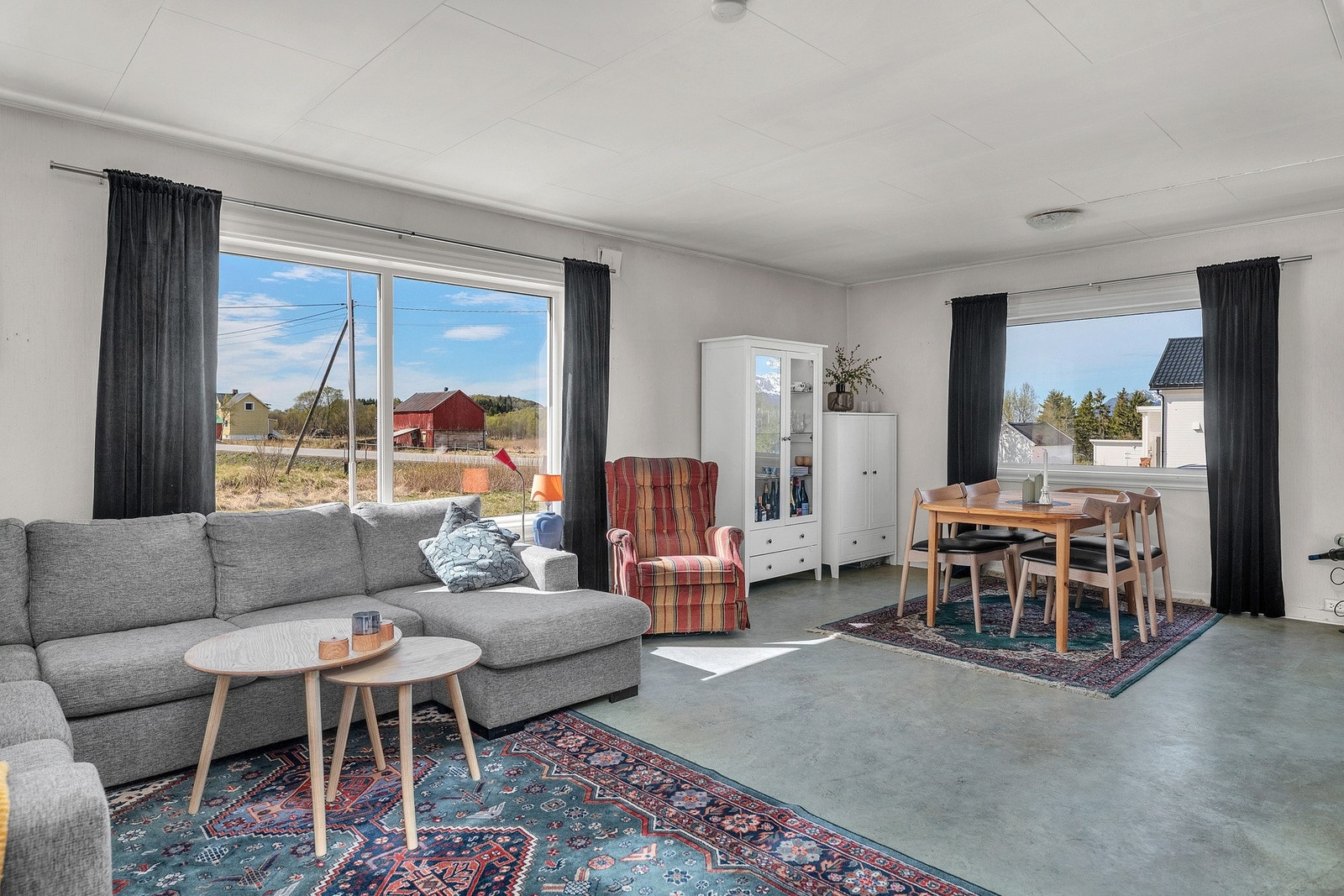 Store vindusflater gir godt naturlig lys Galleribilde