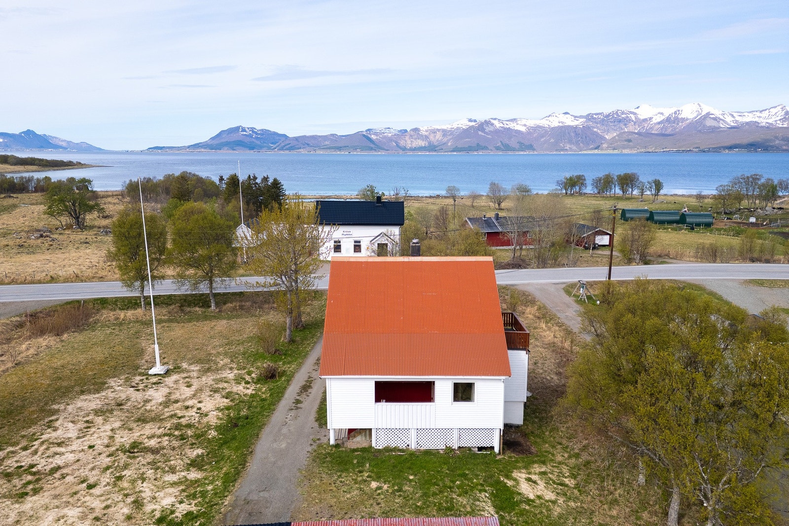 Boligen ligger nært både sjø og fjell med mange gode turopplevelser Galleribilde