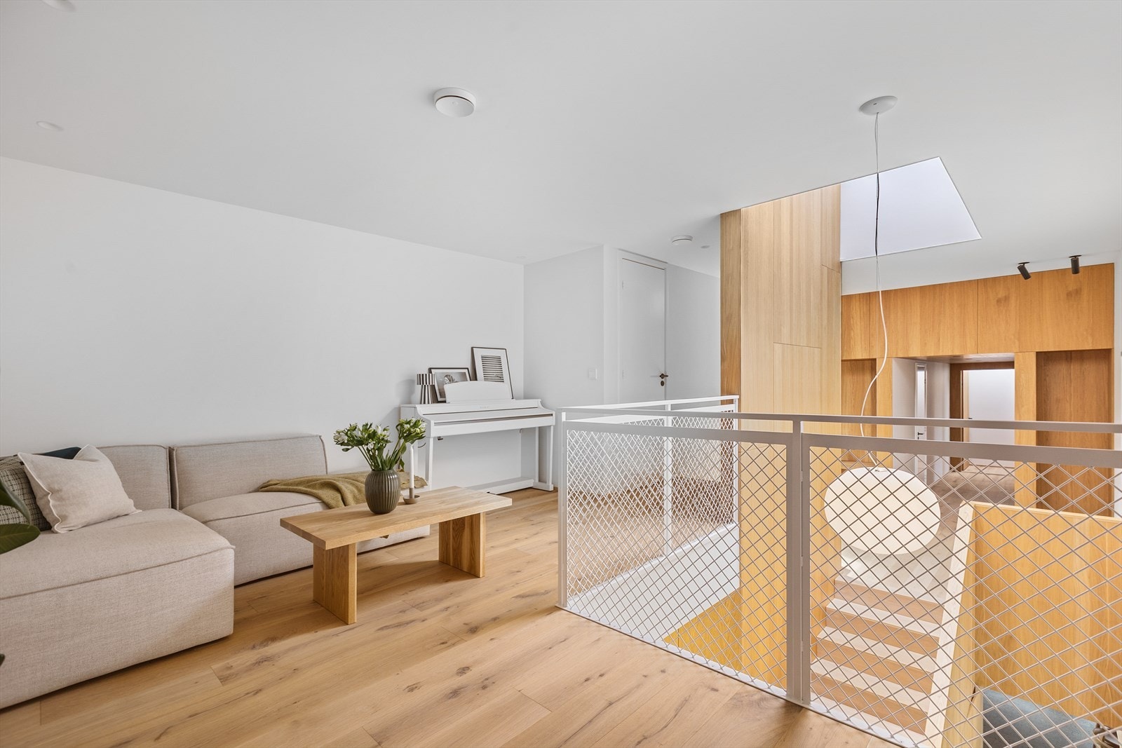 Loftstuen i øverste etasje gir ekstra plass og fleksibilitet for familien. Her kan barna trekke seg litt tilbake uten å miste kontakt med resten av huset Galleribilde