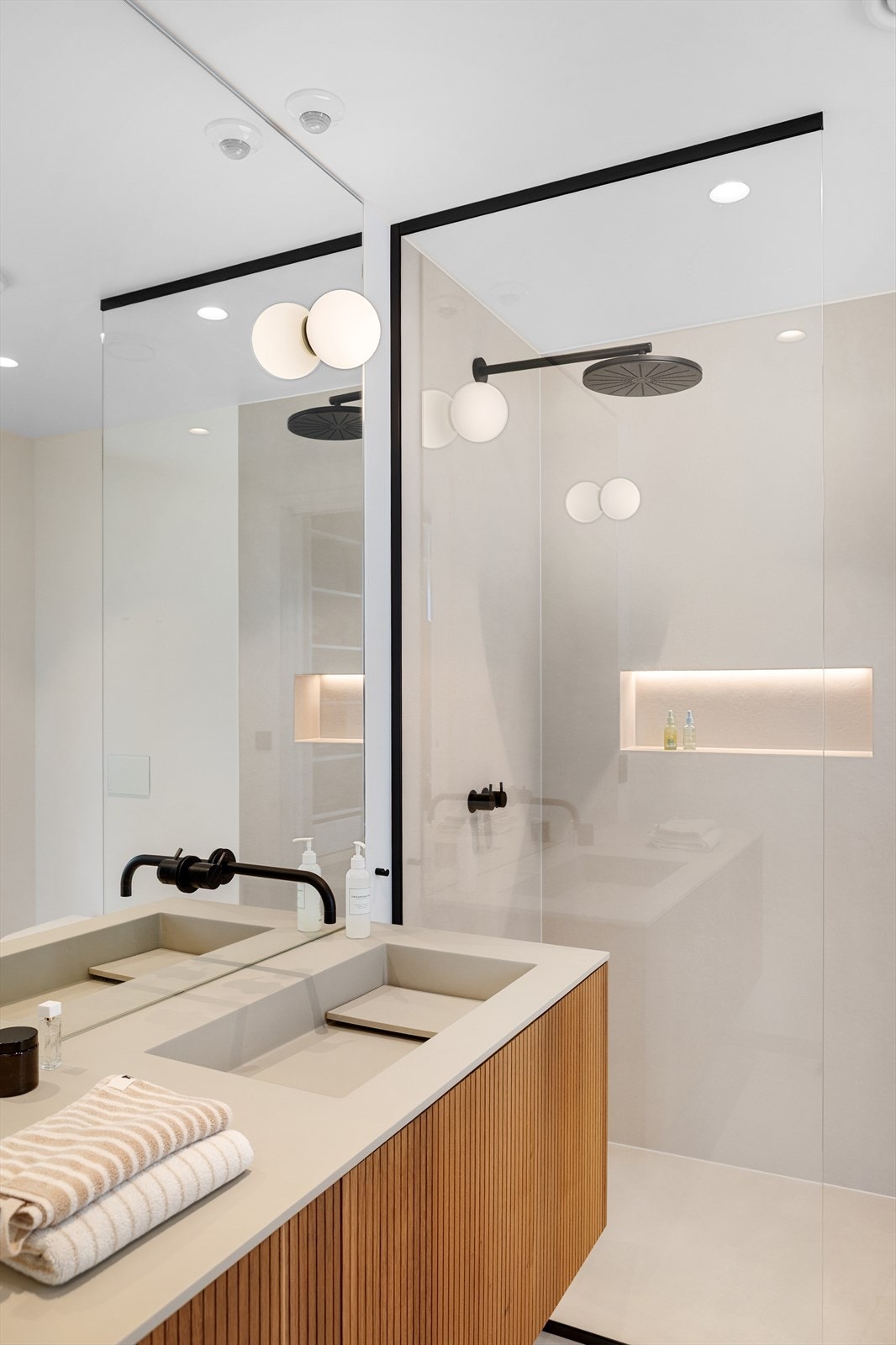 Badet har vannbåren gulvvarme Galleribilde