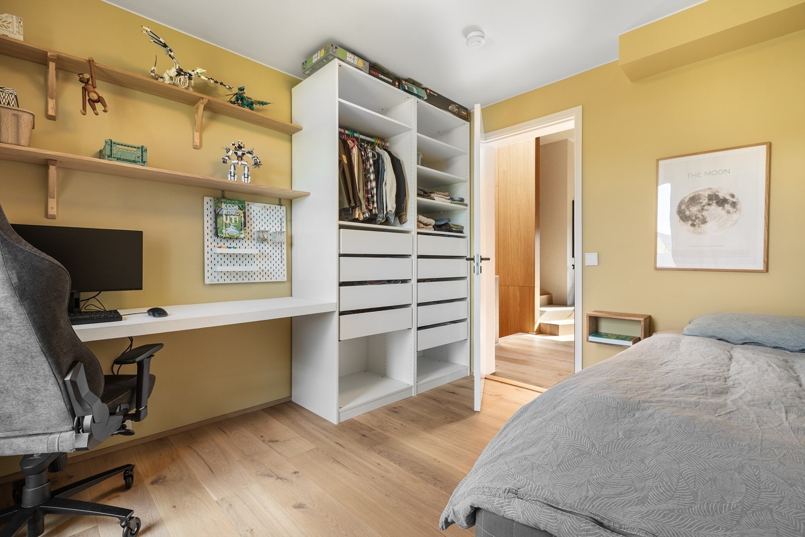 Smarte løsninger for garderobe og arbeidsplass på dette soverommet Galleribilde