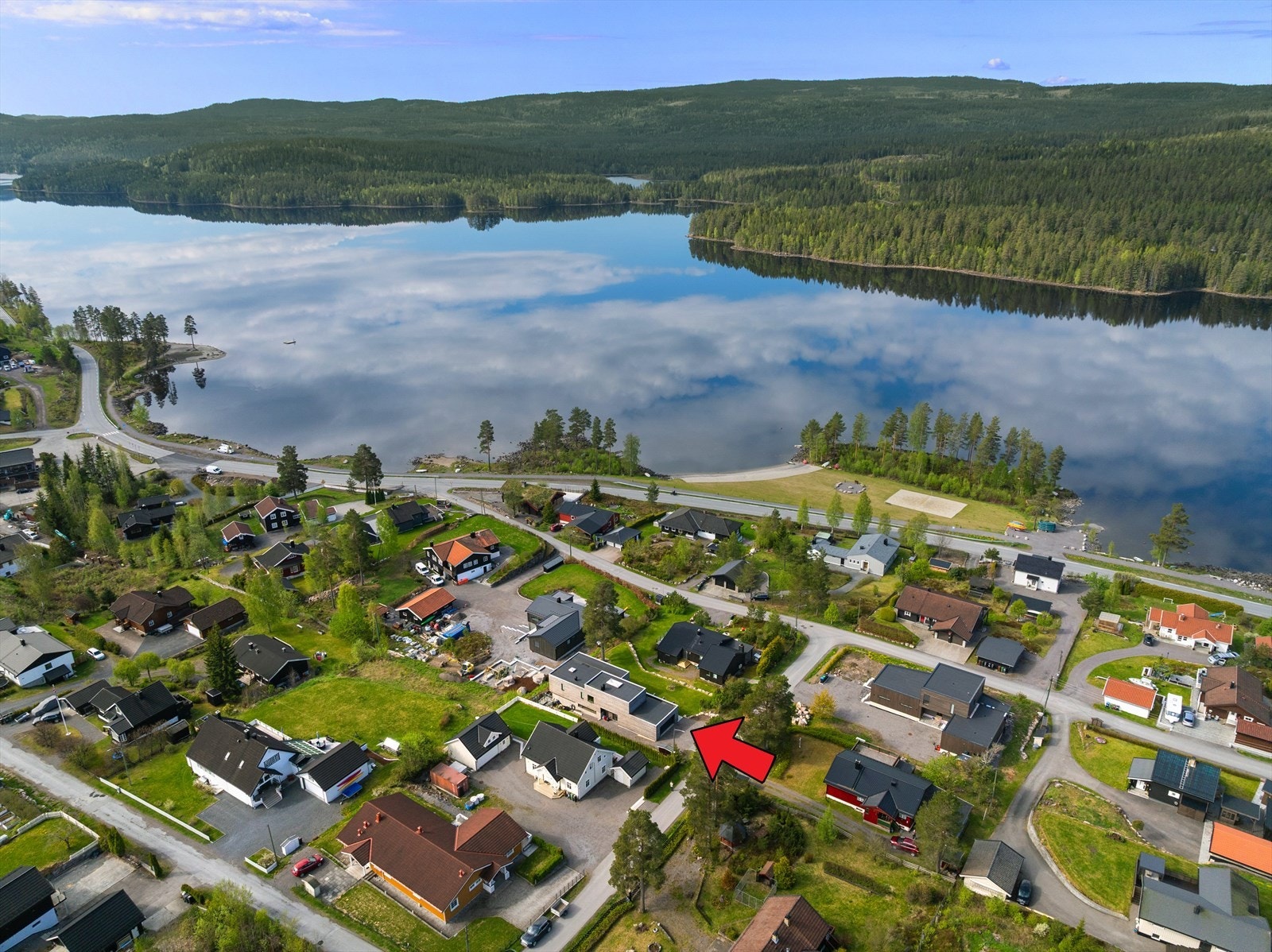 Beliggenheten på Harestua kombinerer landlig ro med nærhet til servicetilbud, Harestuvannet og kort reisevei til Oslo Galleribilde
