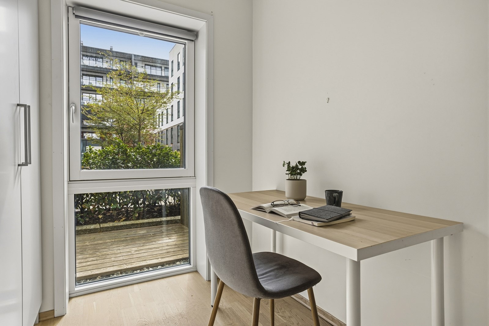 Rommet har et stort vindu som gir godt med dagslys og plass til både seng og skrivebord. Galleribilde