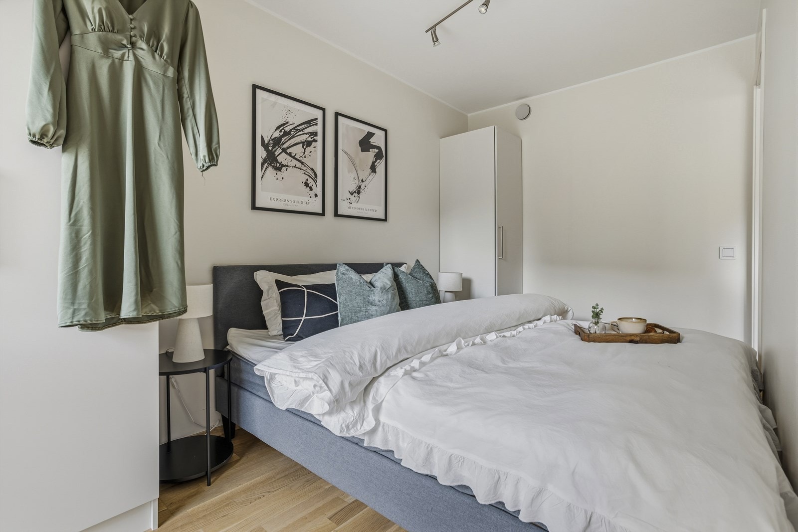 To skyvedører på hver side av rommet mot stuen gir en fleksibel og arealeffektiv løsning. Galleribilde