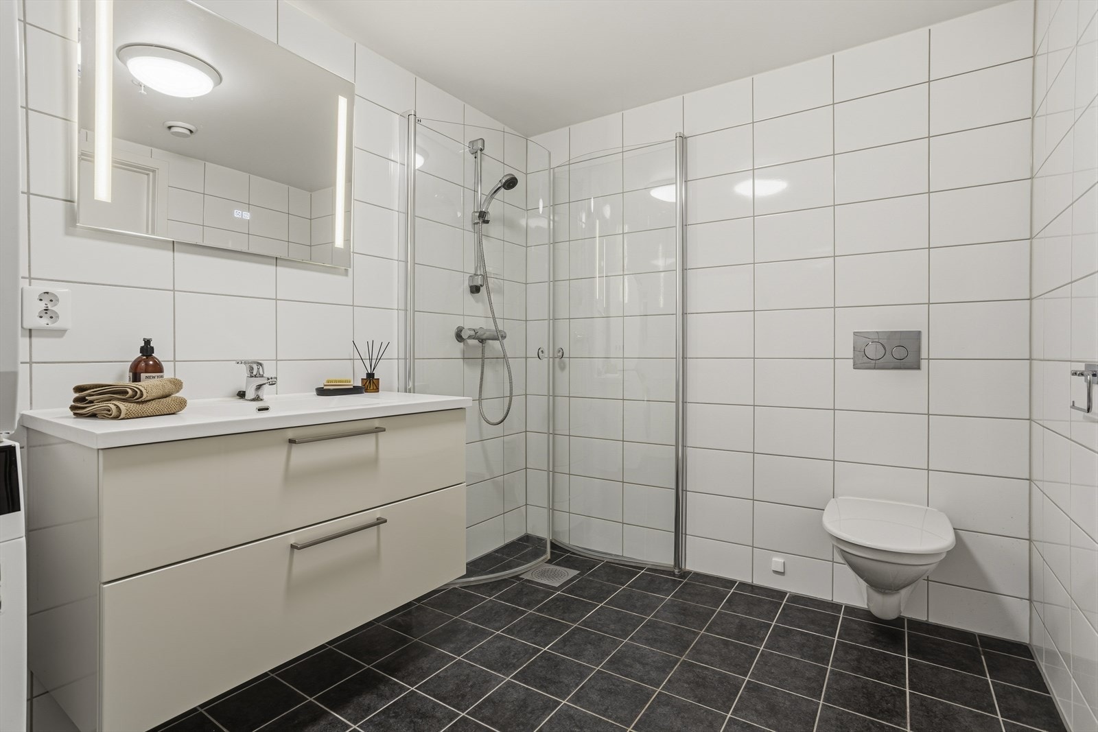 Badet er fra byggeåret og fremstår som moderne med fliser på både gulv og vegger. Galleribilde