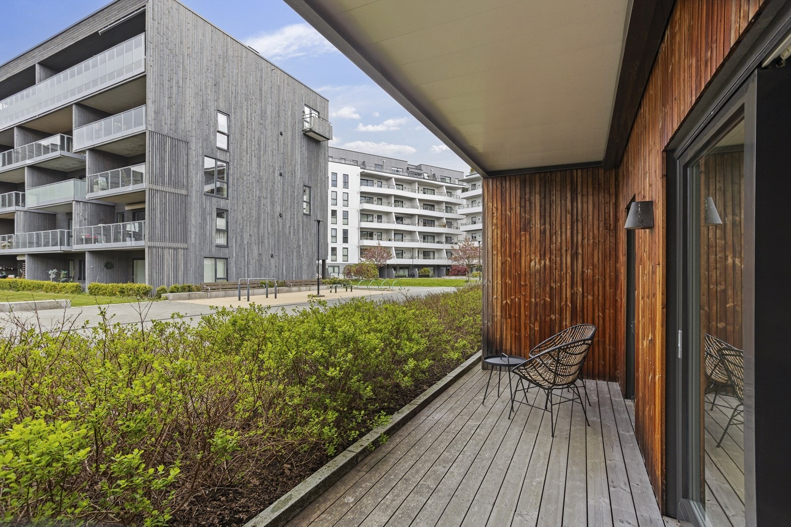 Fra stuen er det direkte utgang til en romslig, overbygd terrasse på ca. 11 m², med hekk i forkant som gir et skjermet og privat uteområde. Galleribilde