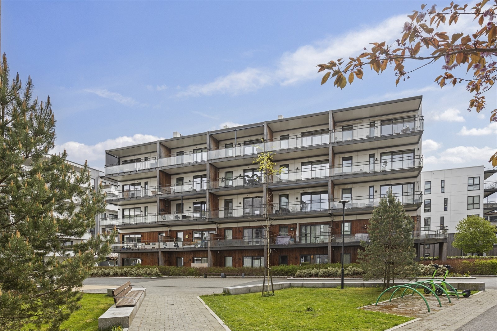 Leiligheten ligger tilbaketrukket og skjermet til i et etablert og attraktivt boligområde i Åsane. Her bor du i fredelige omgivelser, godt avskjermet fra gjennomgangstrafikk, samtidig som du har enkel tilgang til alt du trenger i hverdagen. Galleribilde