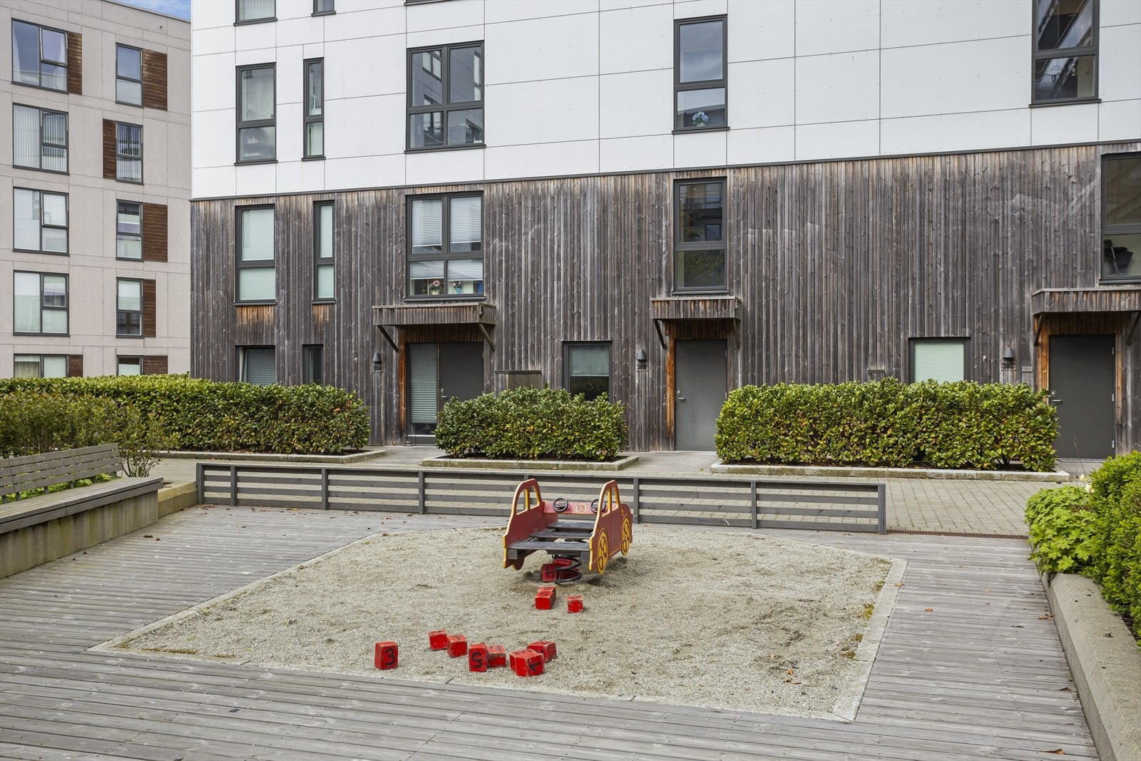 Felles uteområder med lekeapparater, driftet av Lonaparken Driftsforening. Galleribilde