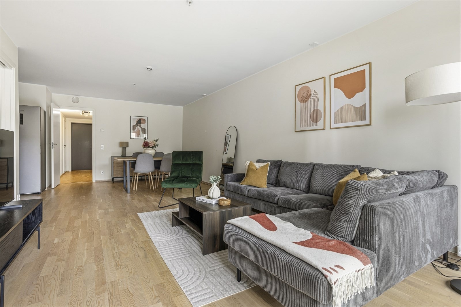 Boligen varmes opp med vannbåren varme fra fellesanlegg og et balansert ventilasjonsanlegg med varmegjenvinning sikrer et stabilt og sunt inneklima. Galleribilde