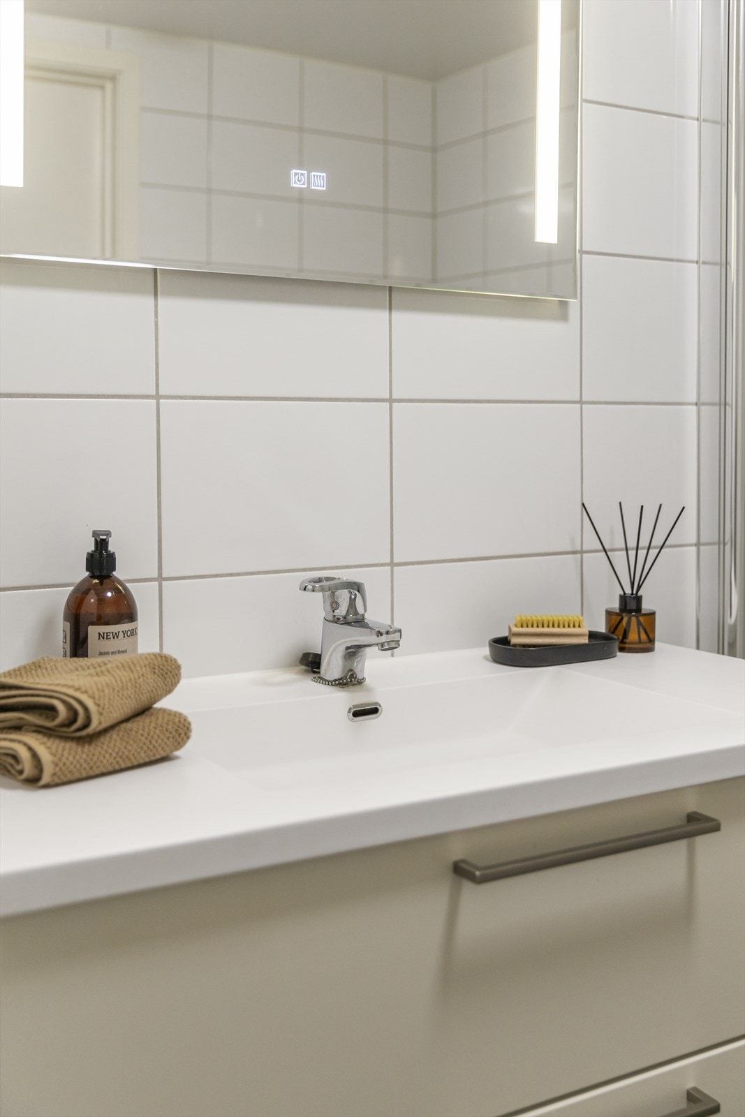 Badet har balansert ventilasjon med avtrekk, samt luftespalte for tilluft. Fordelerskap for rør-i-rør-system er også plassert her. Galleribilde