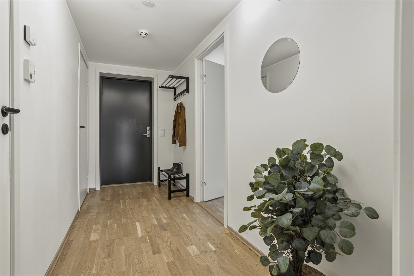 Ved ankomst ønskes du velkommen inn i en lys og innbydende gang med god plass til oppheng av yttertøy og oppbevaring. Gangen fungerer som boligens naturlige knutepunkt og gir adkomst til alle rom. Galleribilde