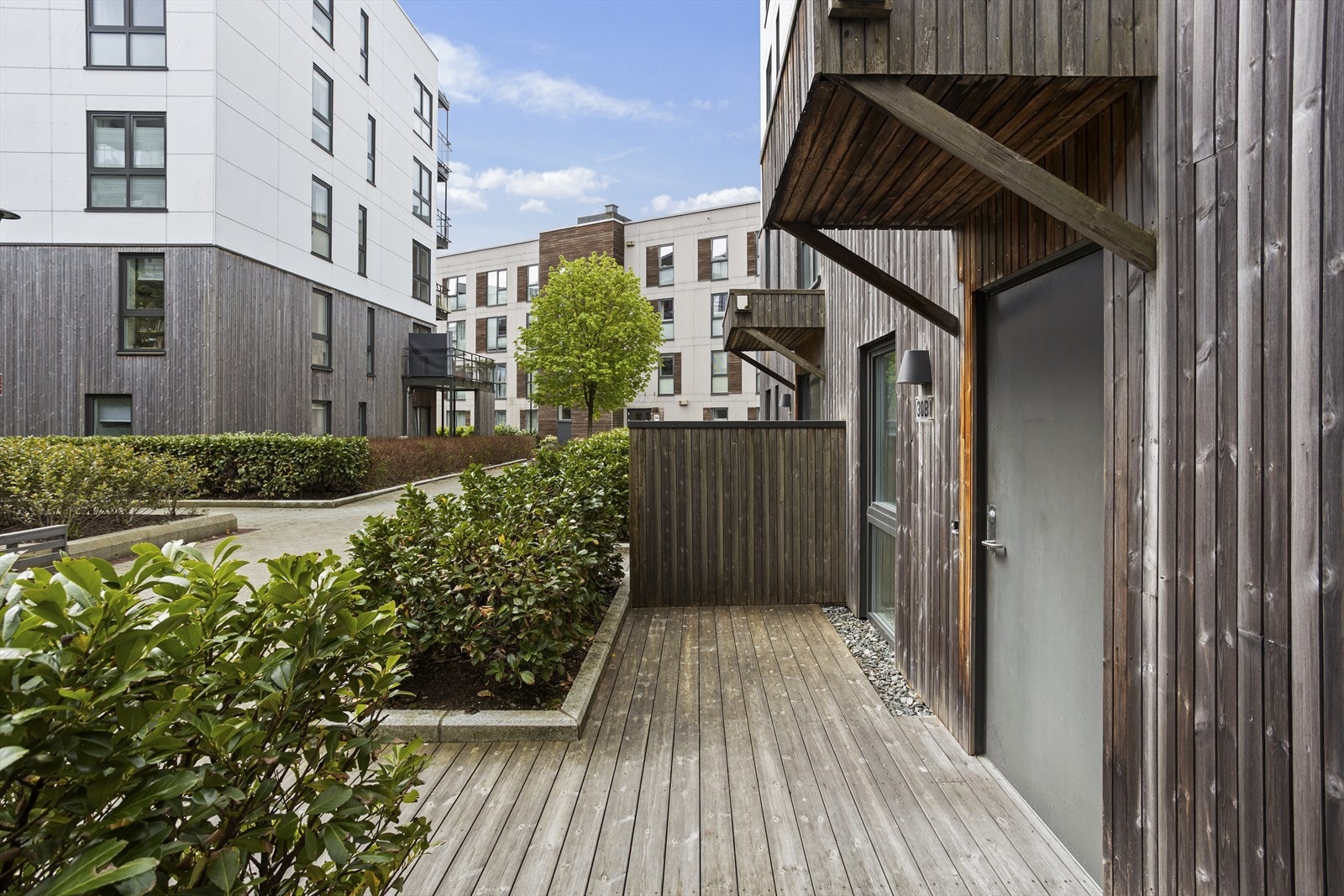 Leiligheten har egen inngang fra et hyggelig og velstelt felles uteområde, noe som gir en mer privat og hjemlig adkomst. Galleribilde