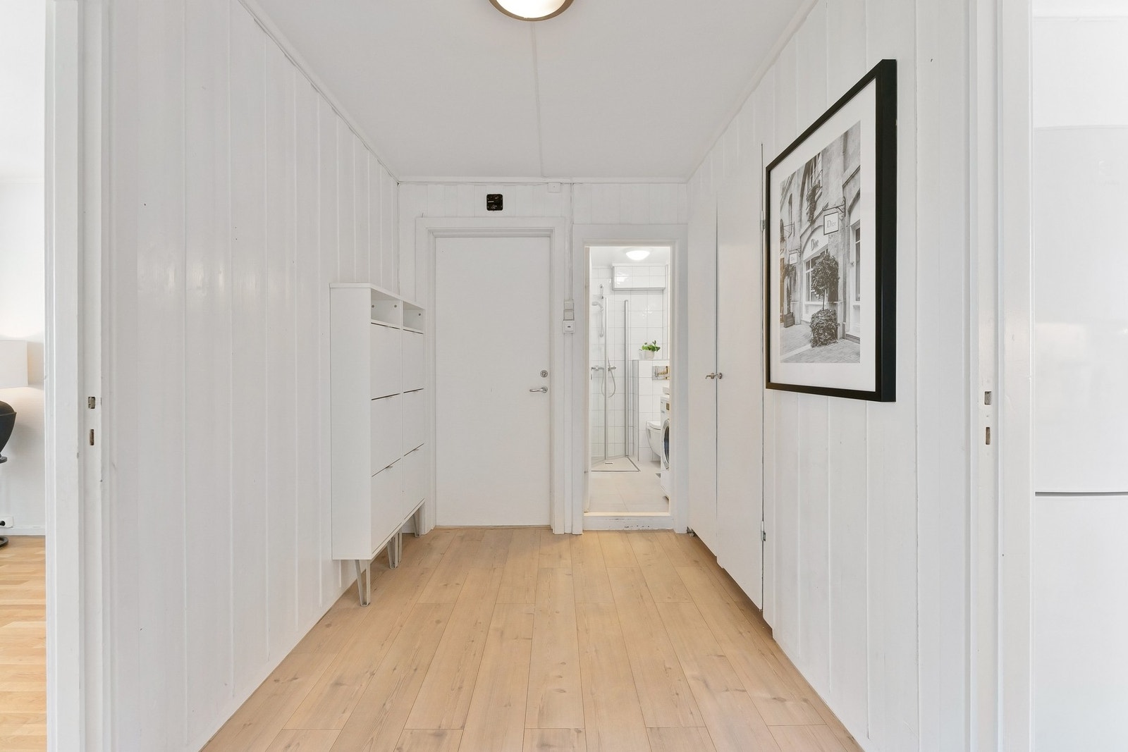 Inngangspartiet i første etasje er åpent og romslig. Galleribilde