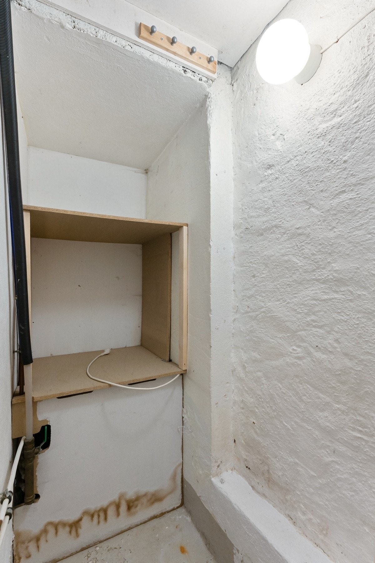 Det er opplegg for vaskemaskin og tørketrommel i bod innenfor kjøkken i hybel. Galleribilde