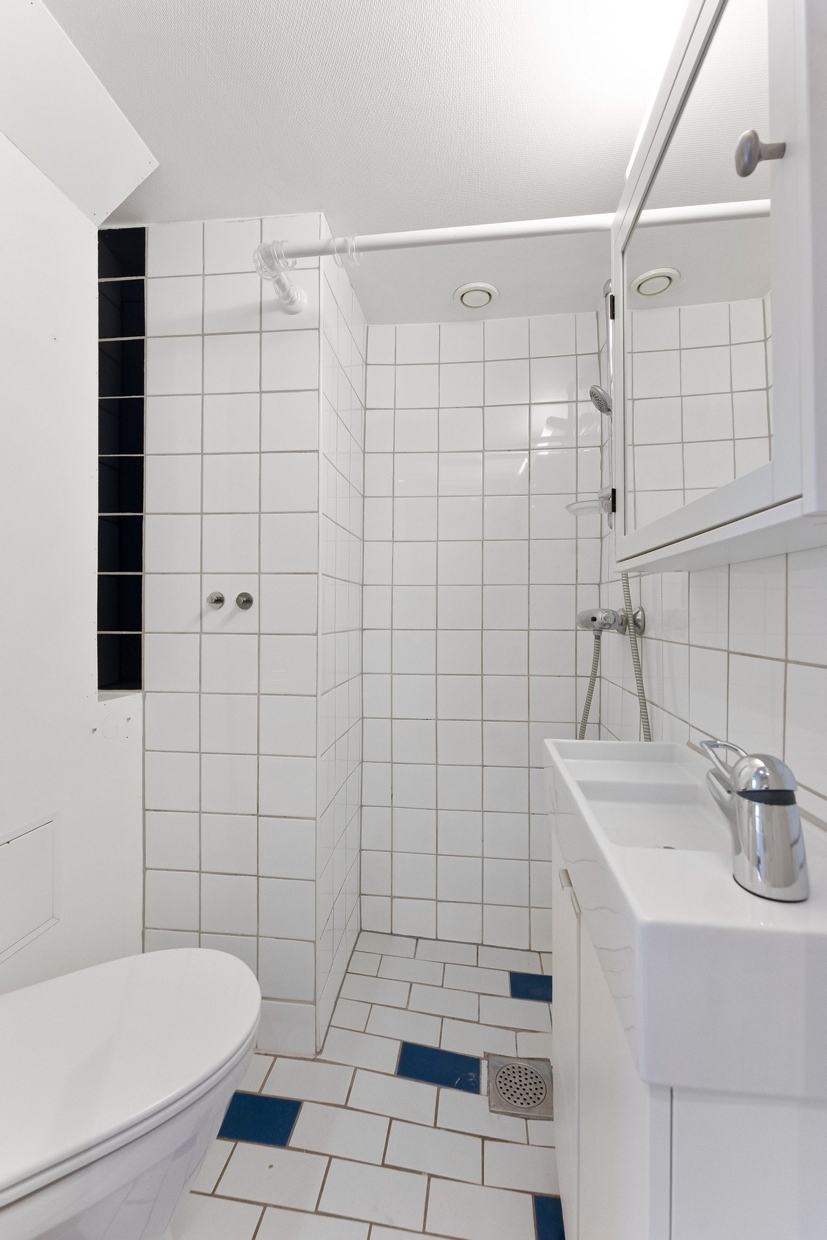 Praktisk bad med wc, servant og dusjnisje på baderom i hybel. Galleribilde