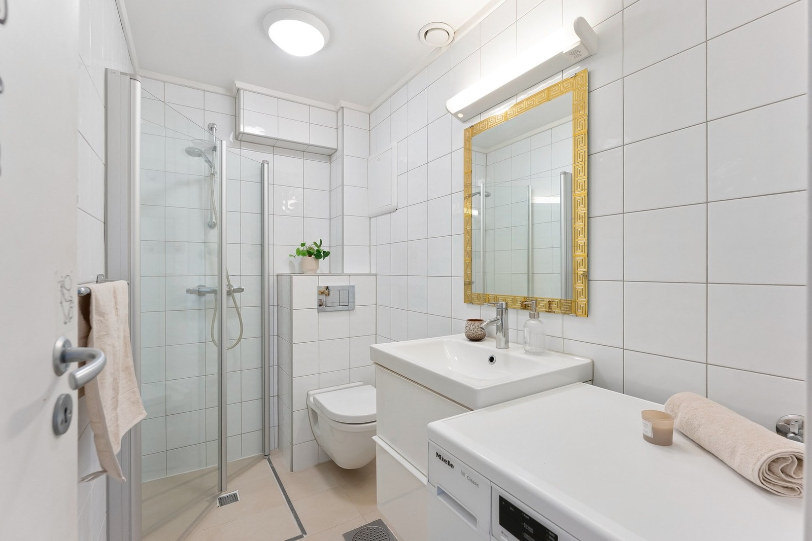 Badet i første etasje har en praktisk utforming og innredning. Galleribilde