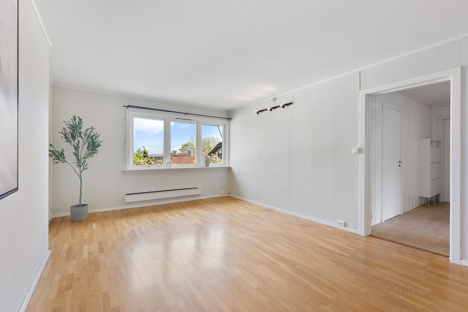 Stuen i 1 etg har vindusflater mot syd som gir rikelig med naturlig lys. Galleribilde