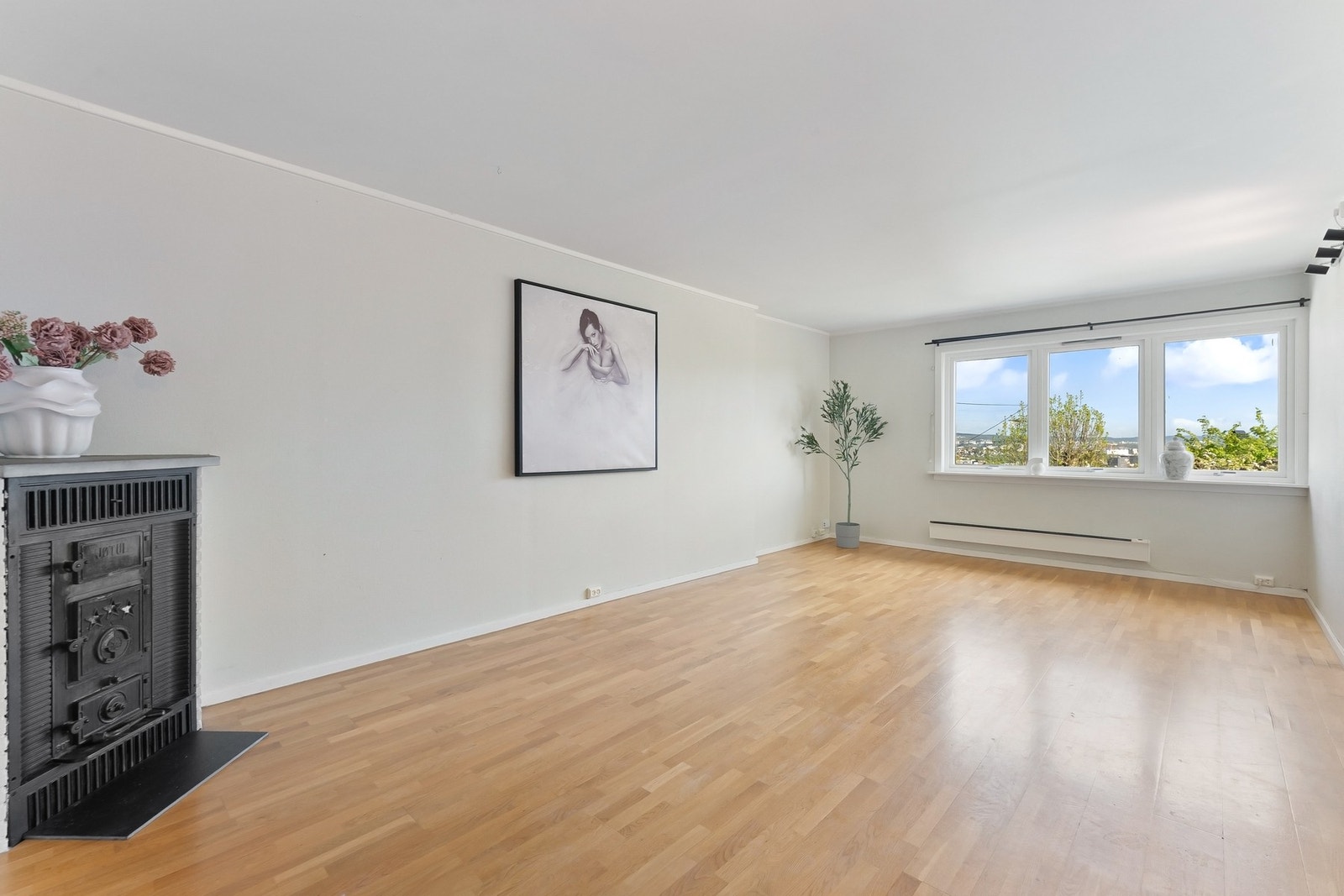 Stuen i første etasje er av god størrelse og har mange muligheter. Galleribilde