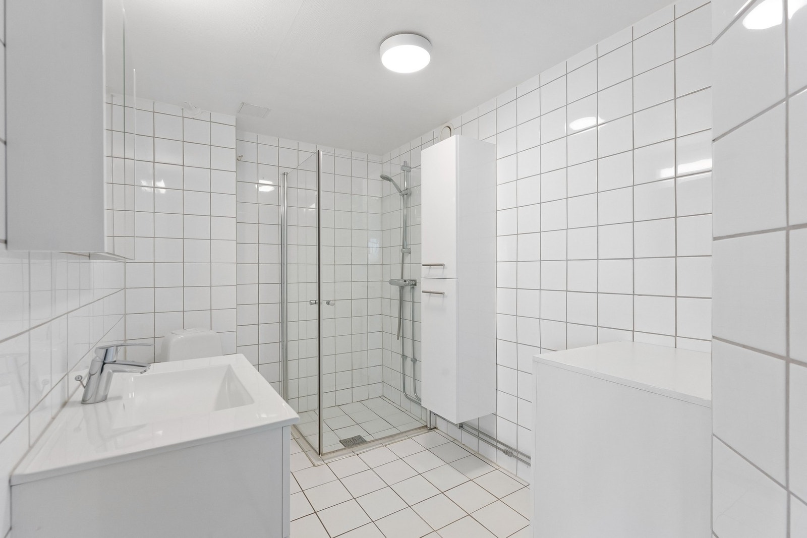 Badet i underetasjen er romslig, med plass til det man trenger for en praktisk enkel hverdag. Galleribilde