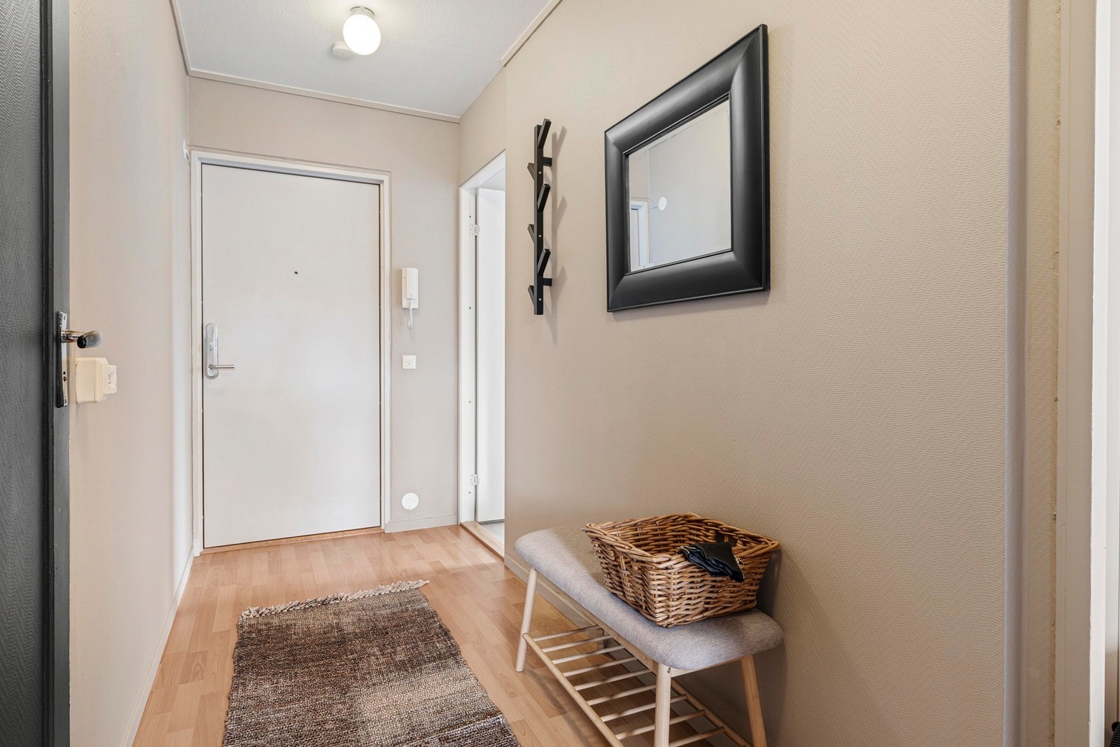 Romslig gang med plass til klesoppheng og garderobeskap eller kommode. Galleribilde