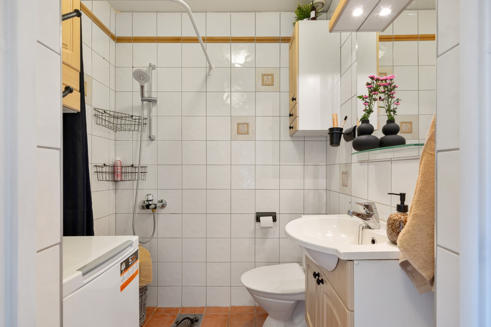 Pent flislagt bad med opplegg for vaskemaskin. Galleribilde