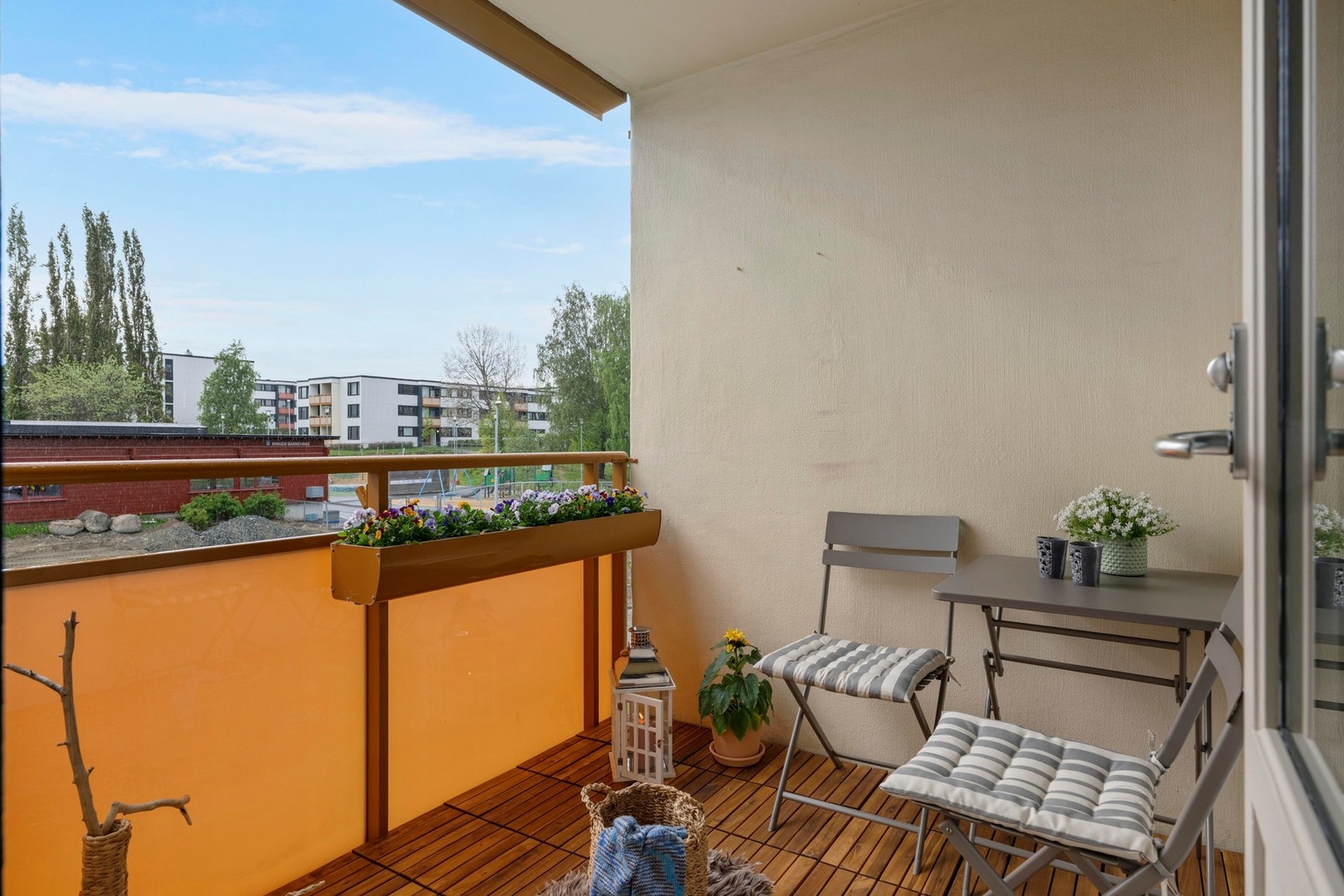 Vestvendt veranda med gode solforhold og utsikt mot fellesområder. Galleribilde