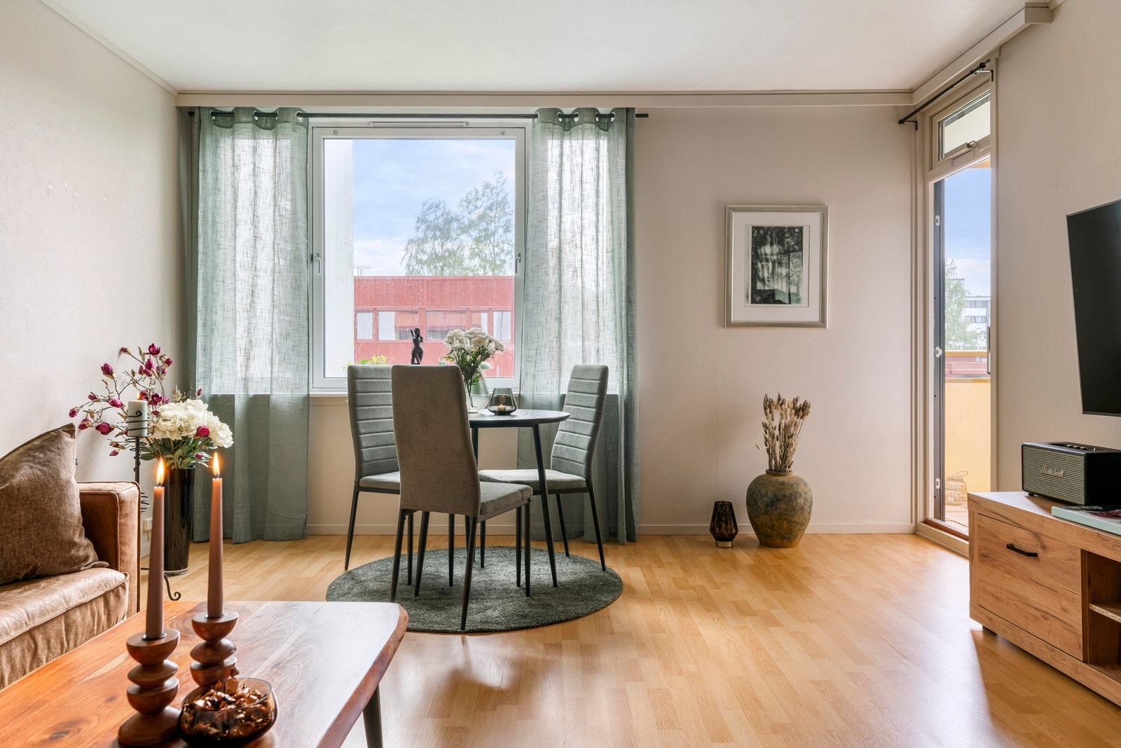 Stue med god plass til spisebord. Galleribilde