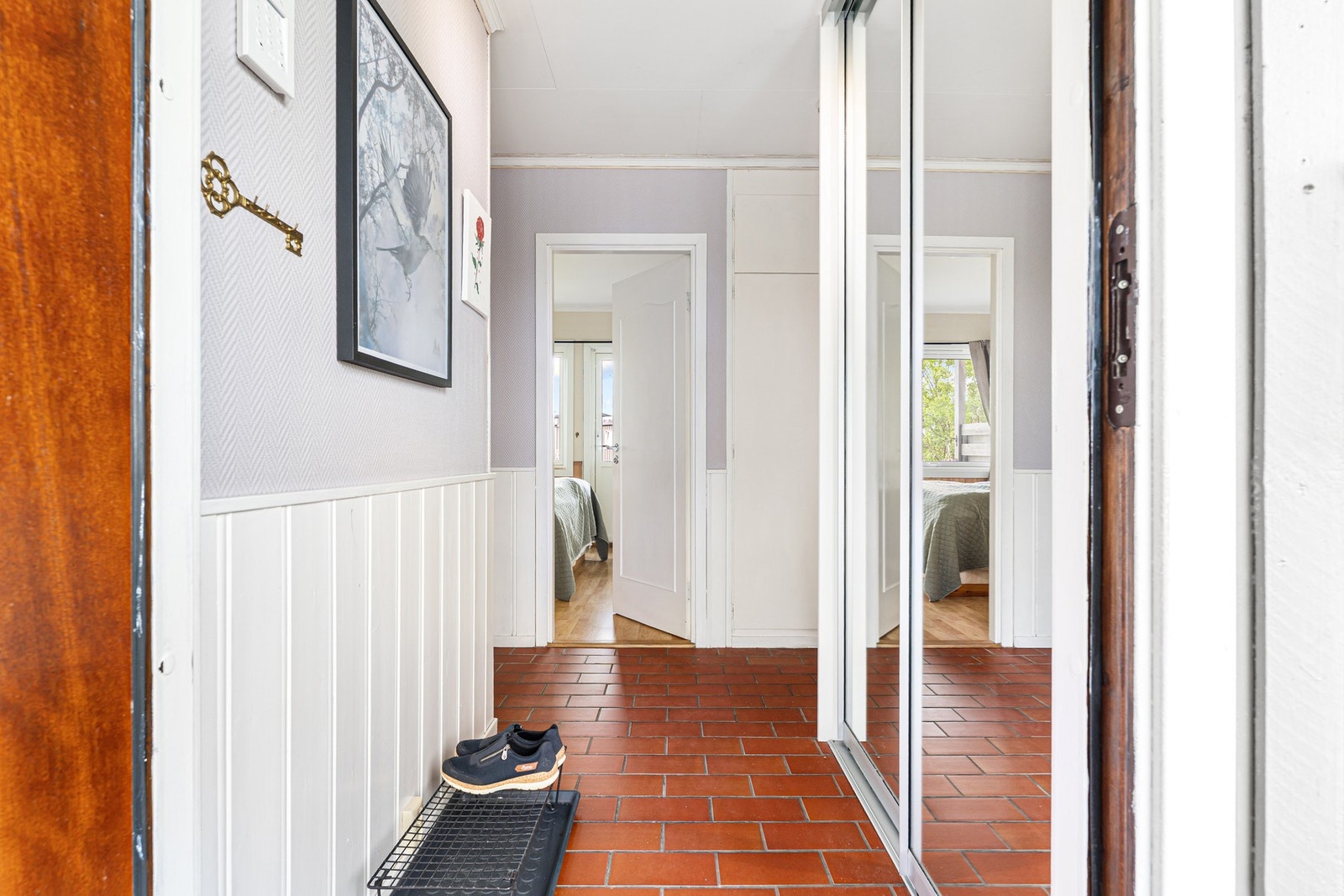 Lys entré med stor skyvedørsgarderobe. Denne følger handelen. Galleribilde
