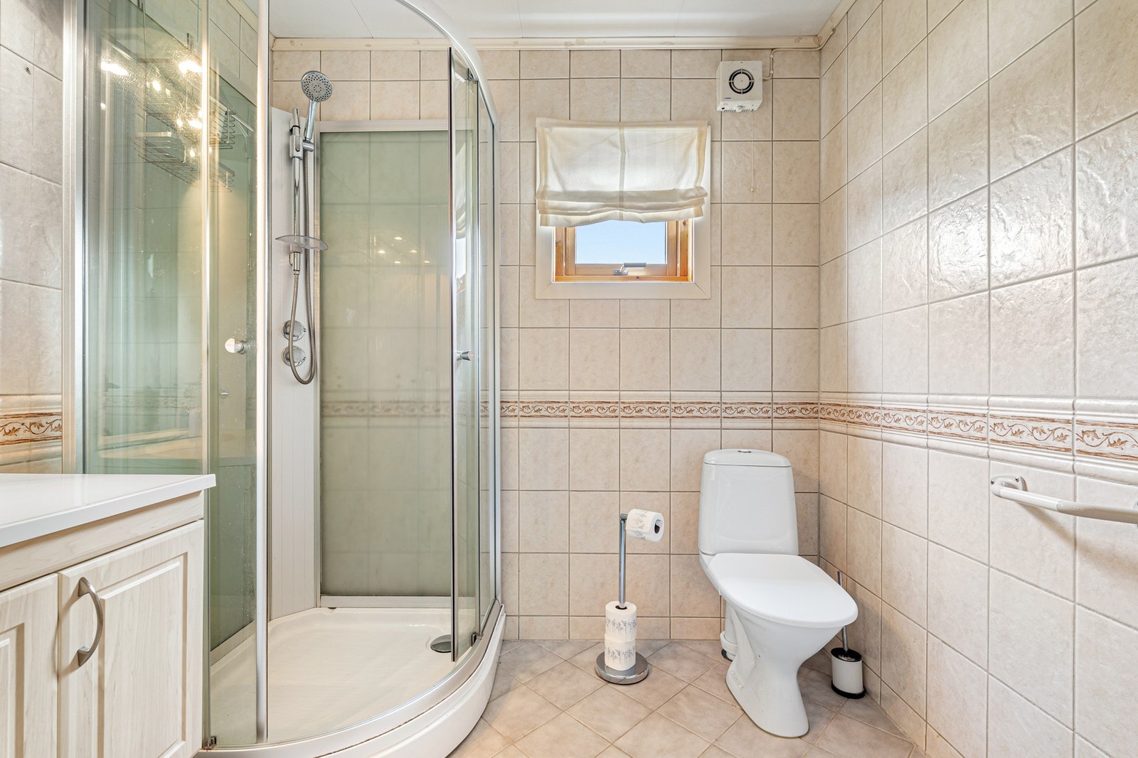 Badet er utstyrt med bl.a. dusjkabinett, servant og klosett. Galleribilde