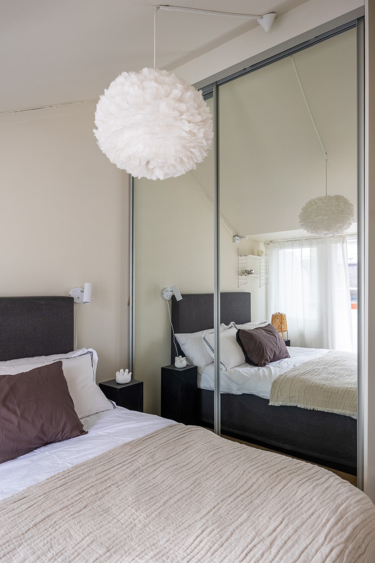 Innredet med skyvedørsgarderobe, hvor man har gode oppbevaringsmuligheter. Galleribilde