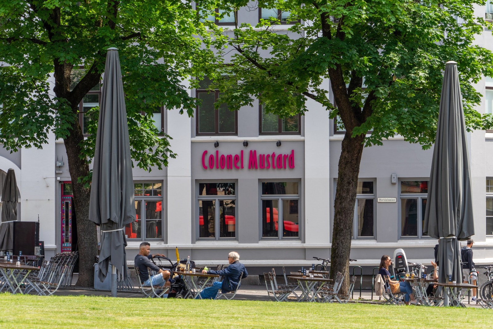 Leiligheten har en attraktiv beliggenhet for deg som liker en lunsj eller middag ute. Galleribilde