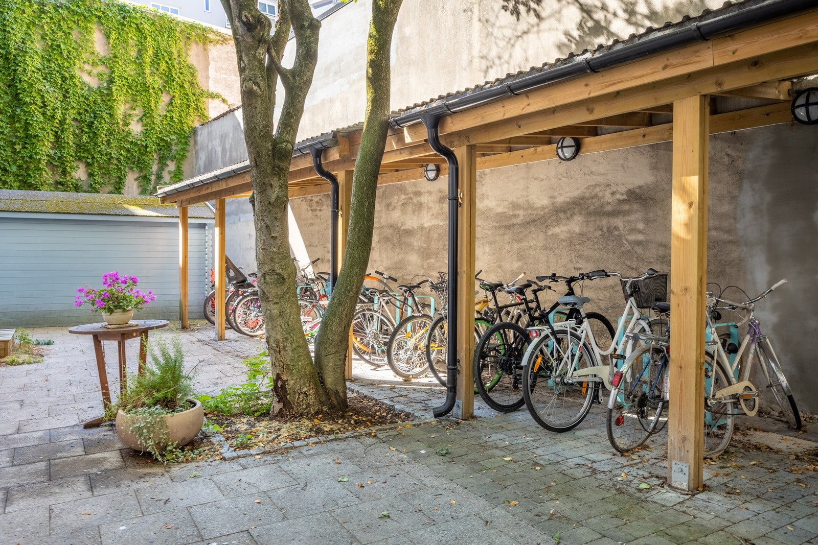 I tillegg opparbeidet med sykkelparkering. Galleribilde