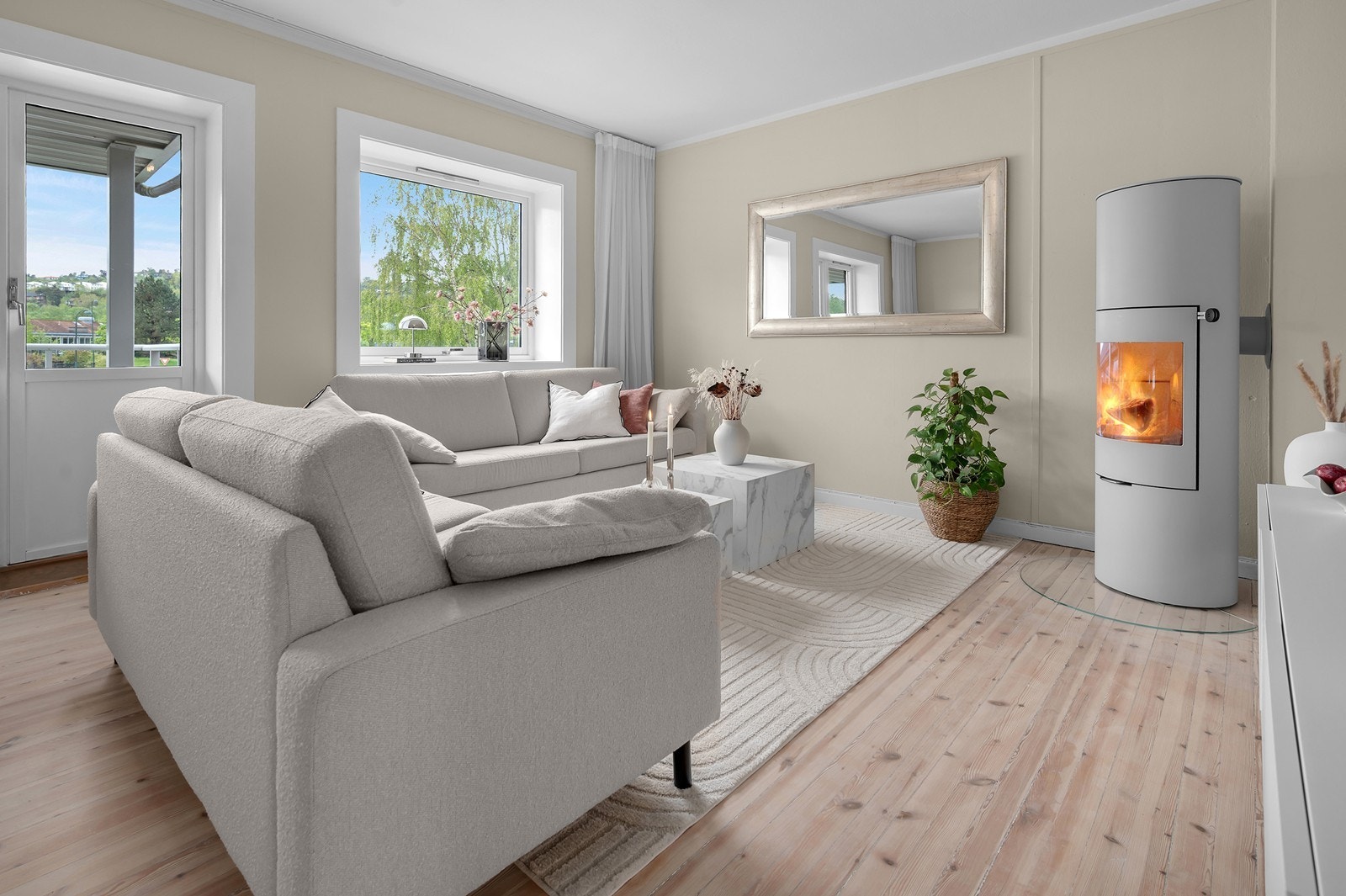 I stuen er det plass til sofagruppe med tilhørende møblement Galleribilde