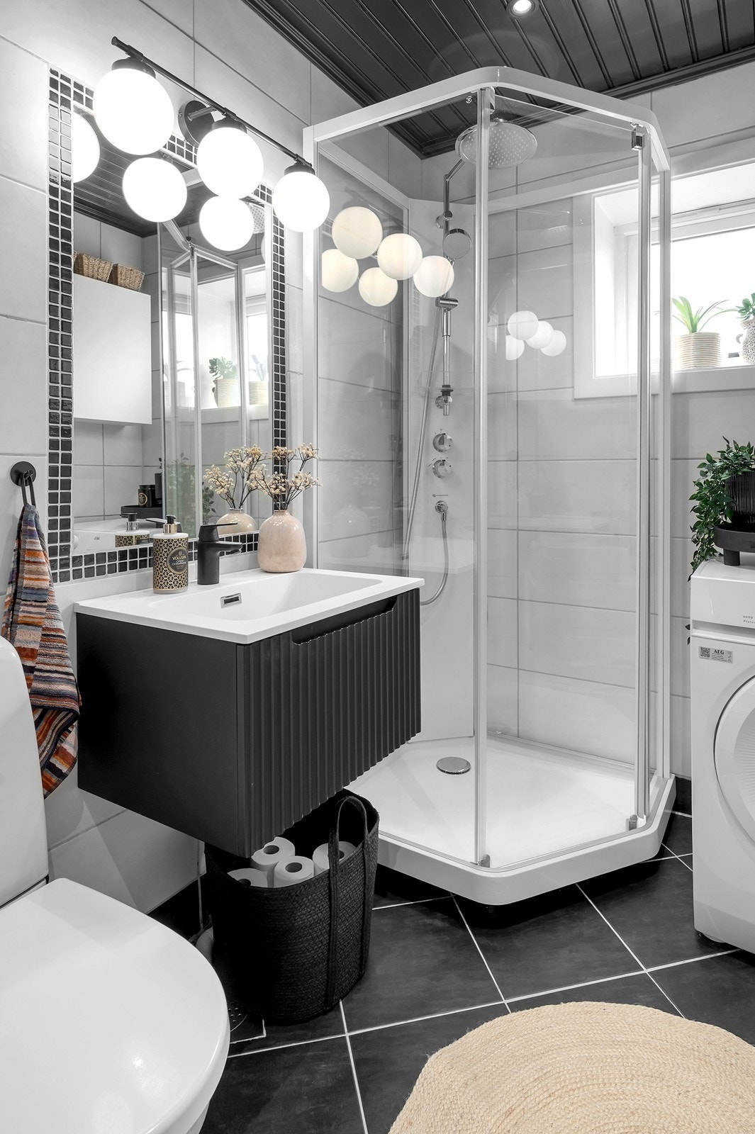 Badet har nyere servant og dusjkabinett Galleribilde