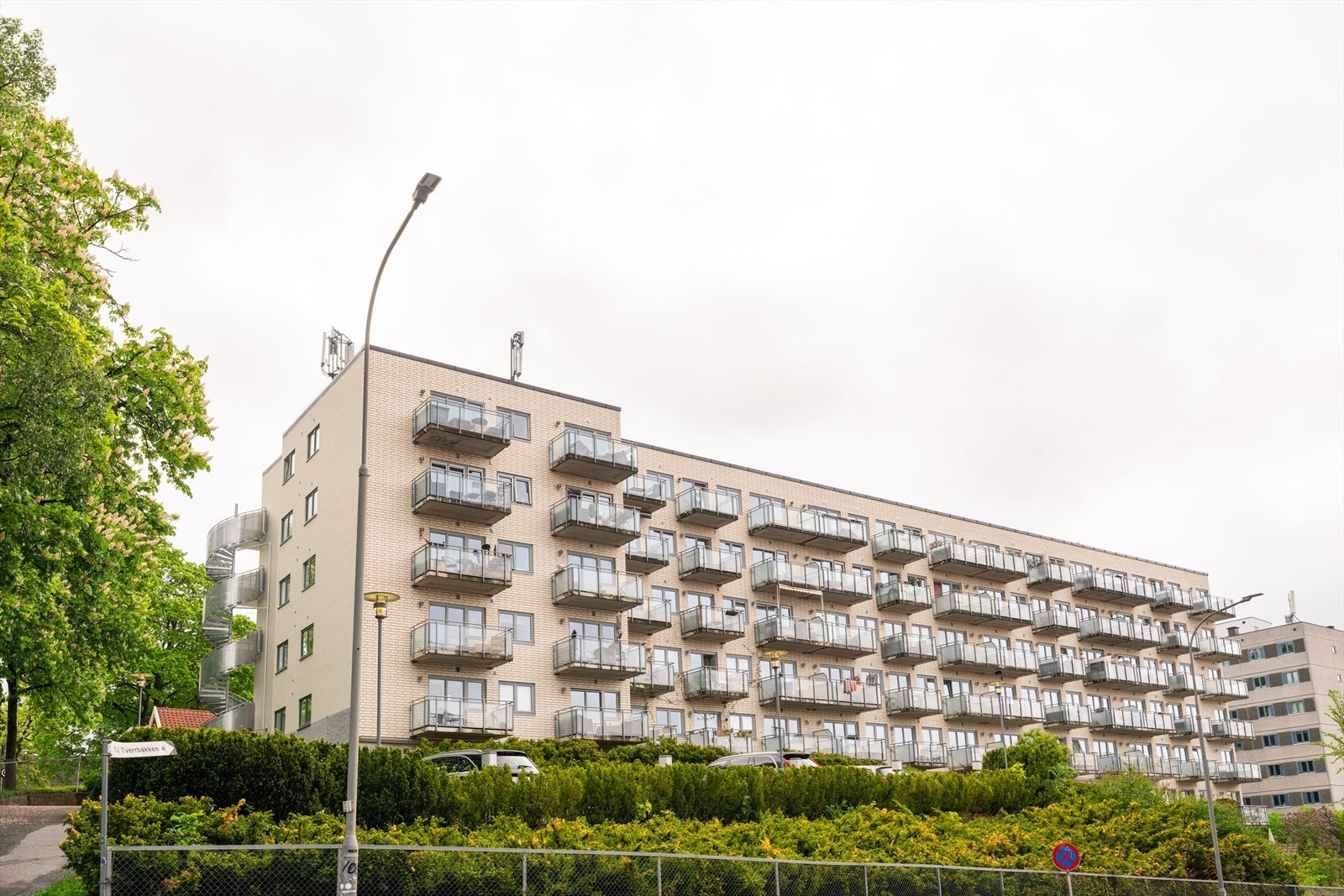 Tverrbakken 4 ligger på en bakketopp som medfører lyse og luftige leiligheter i god høyde. Galleribilde