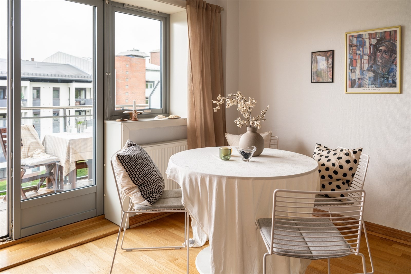 Store vindusflater slipper inn rikelig med naturlig lys. Galleribilde
