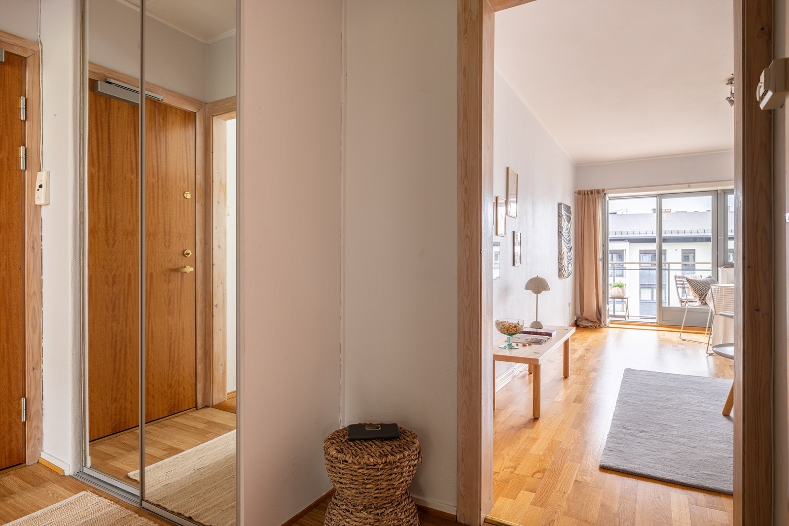 Det er montert en skyvedørsgraderobe, som gir godt med plass til klær. Galleribilde