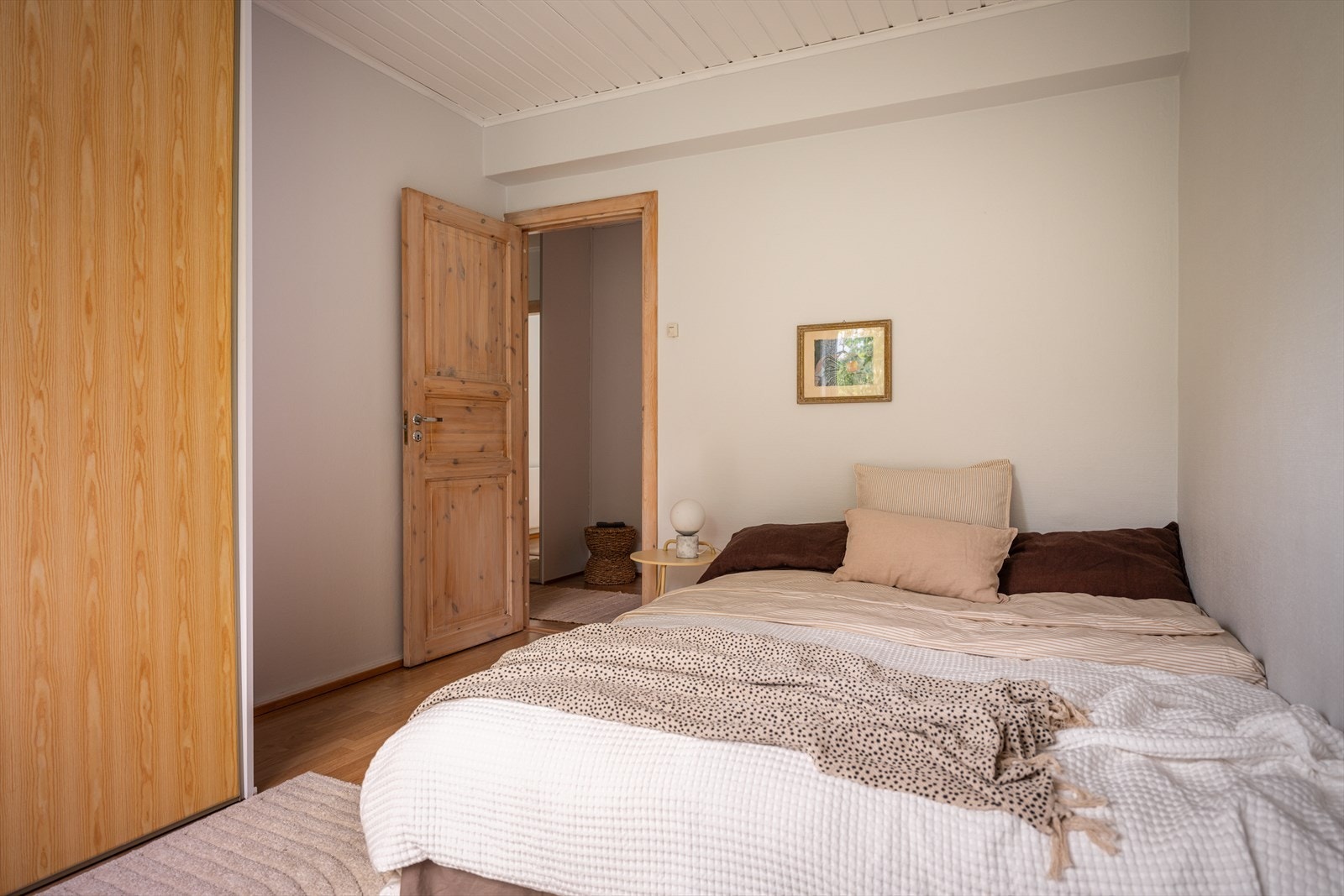 Soverommet har en plassbygd skyvedørsgarderobe med god plass til klær. Galleribilde