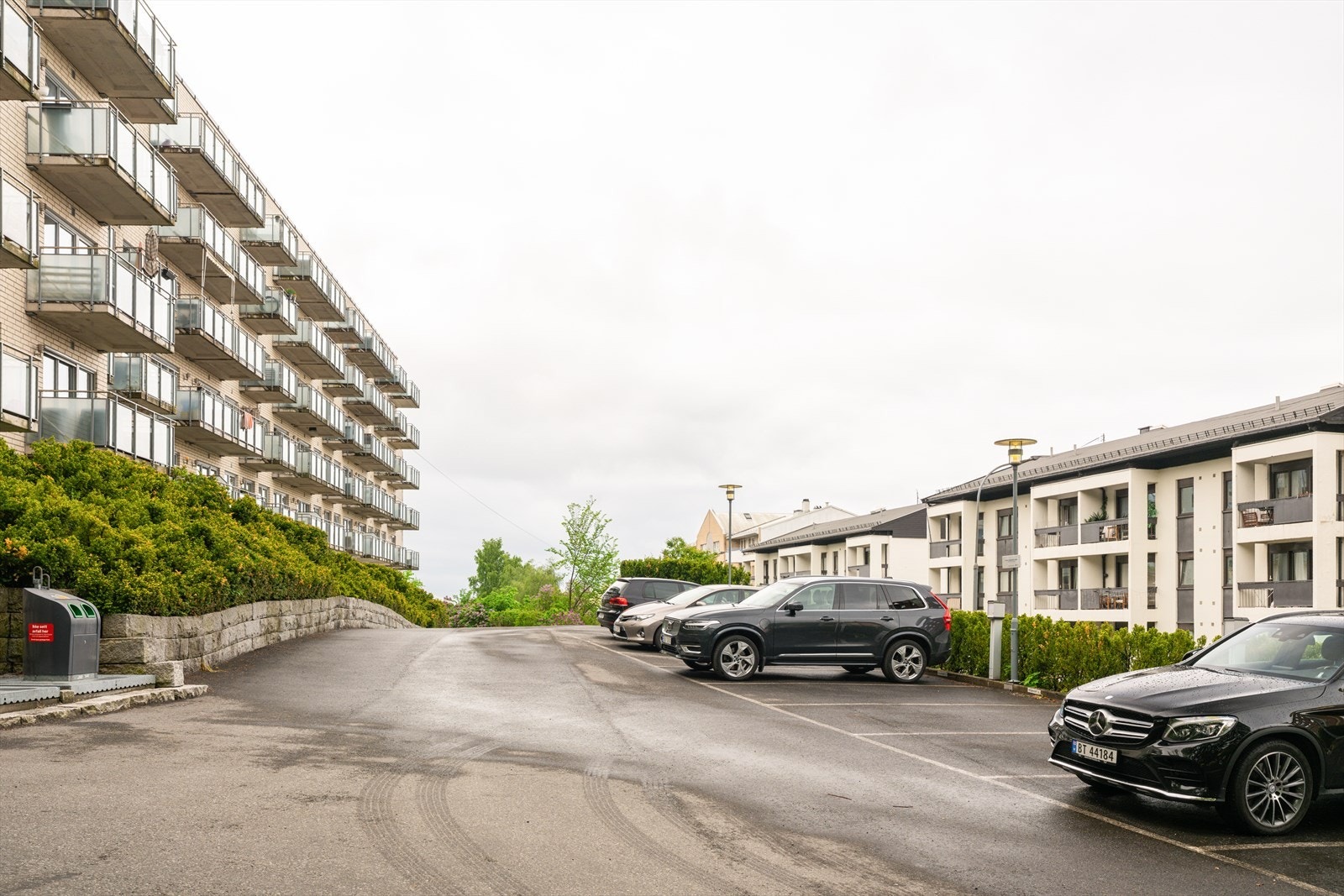 Sameiet har solgt 10 parkeringsplasser til beboere i sameiet. Eventuell leieavtale må gjøres med eier av parkeringsplassen. Galleribilde