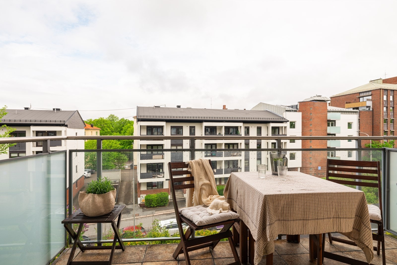 Balkongen er romslig med god plass til en liten sittegruppe og en grill. Galleribilde