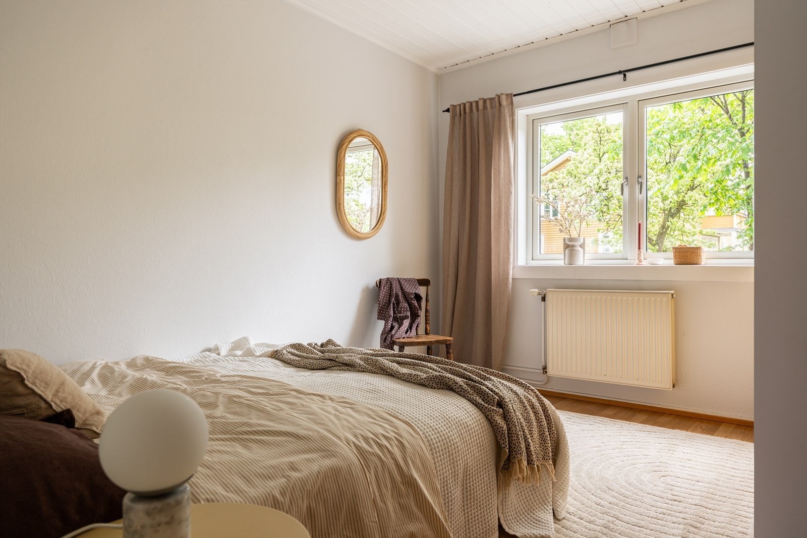 Et stort soverom med god plass til dobbeltseng. Galleribilde