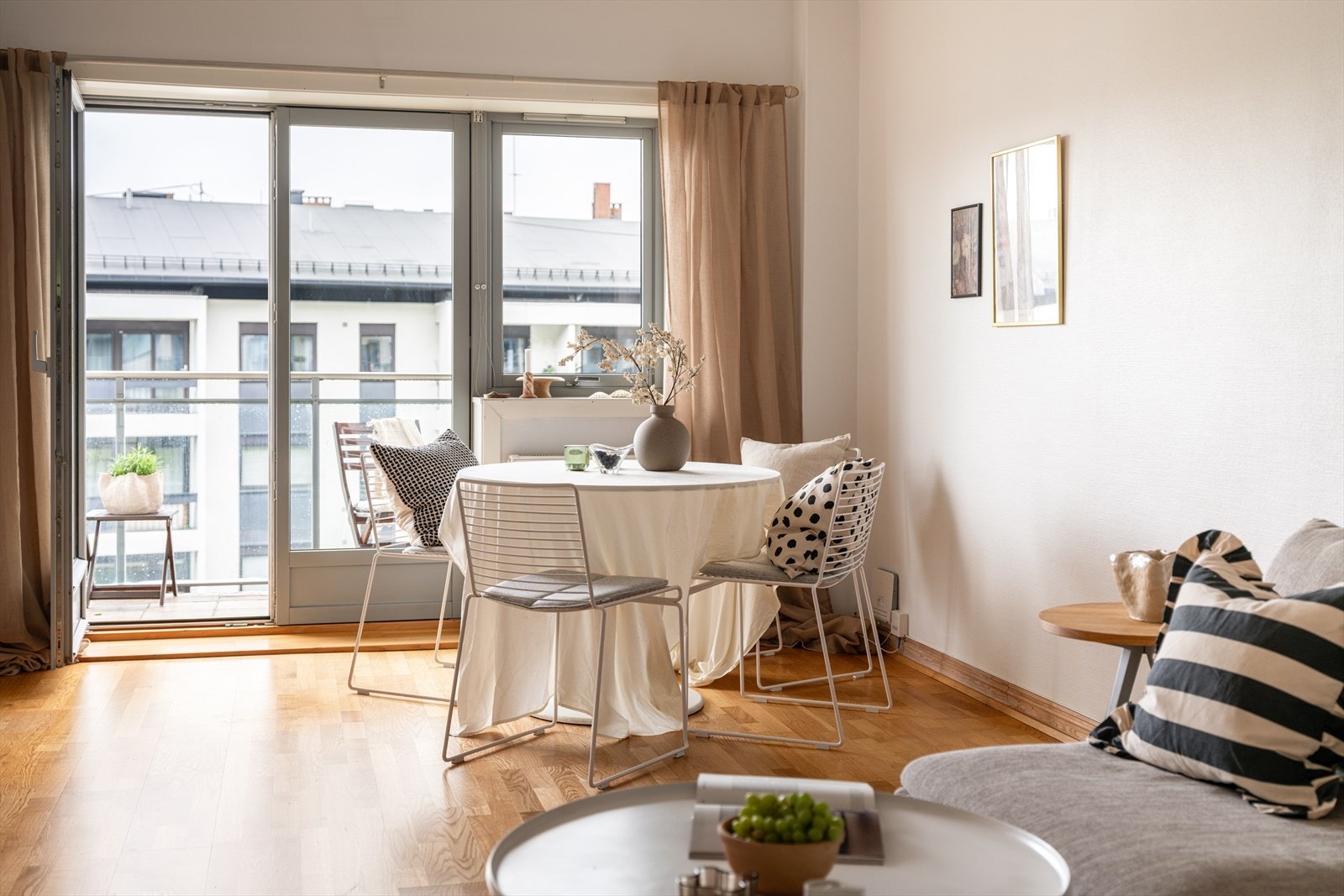 Leiligheten har et lyst og hyggelig oppholdsrom. Galleribilde