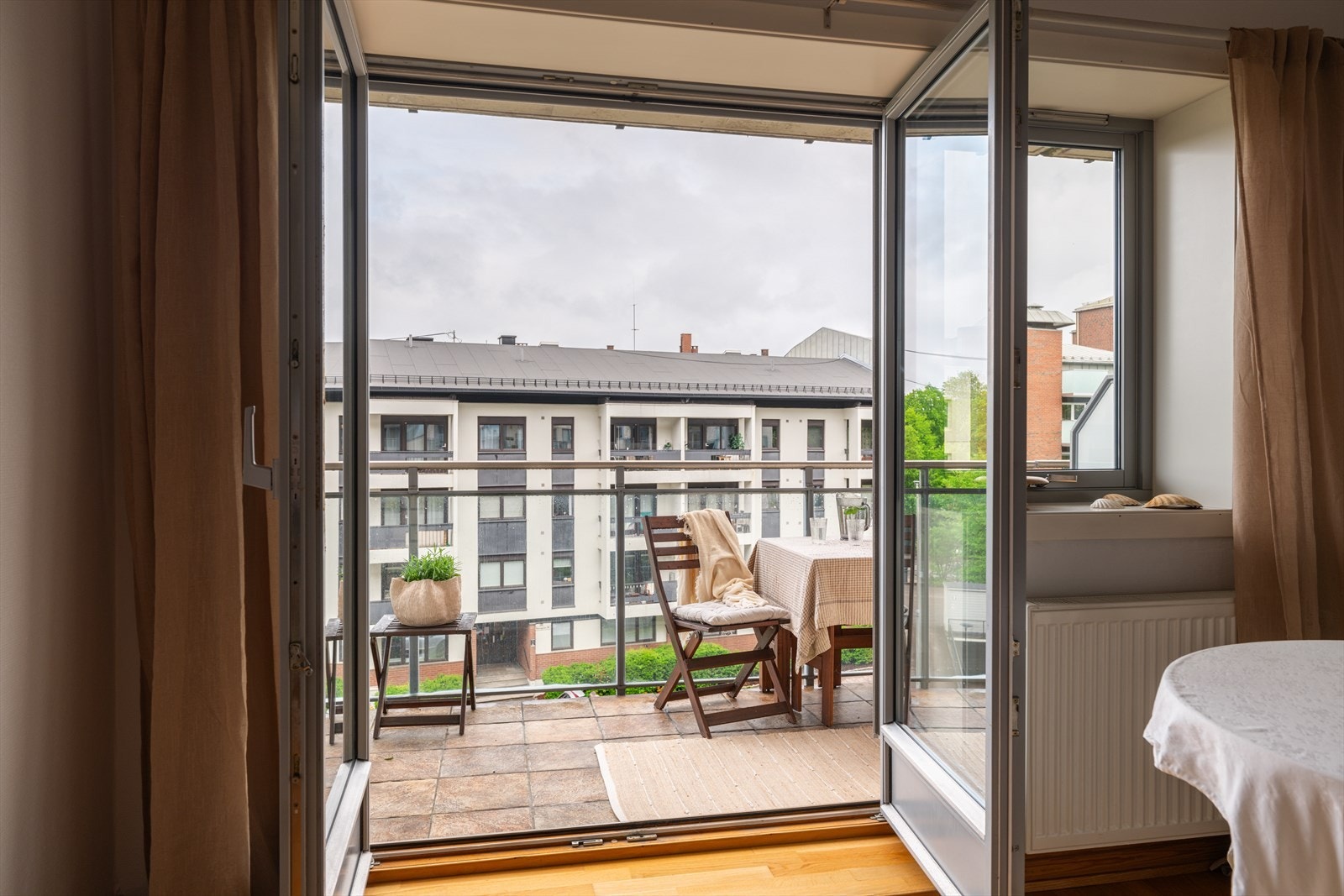 Fra stuen er det utgang til balkongen. Galleribilde