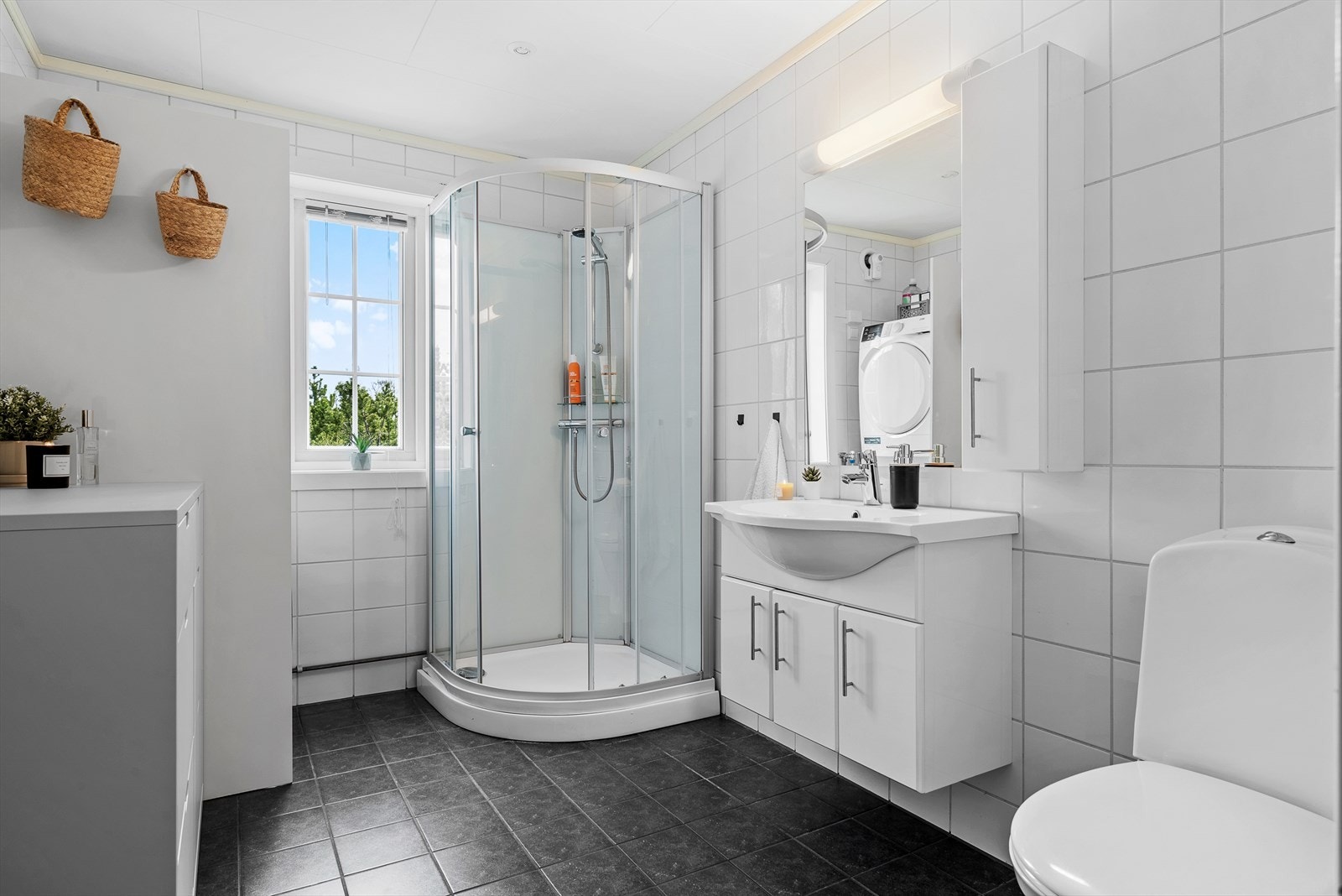 Flott bad med nedfelt servant, toalett og dusjkabinett samt gulvvarme. Badet ble også oppusset i 2018. Galleribilde