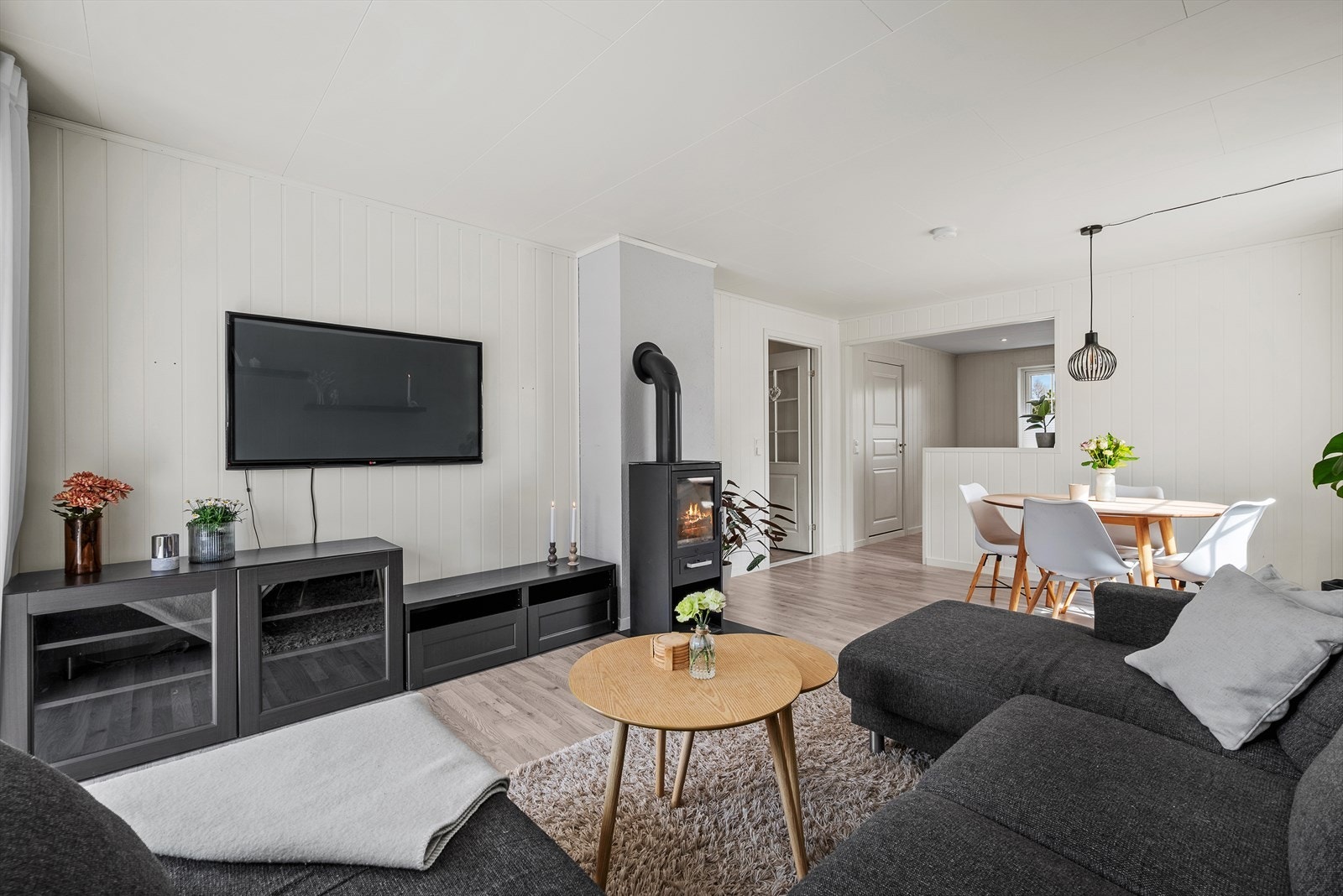 Stua har en vedovn og plass til spisebord i tilknytning til kjøkkenet. Galleribilde
