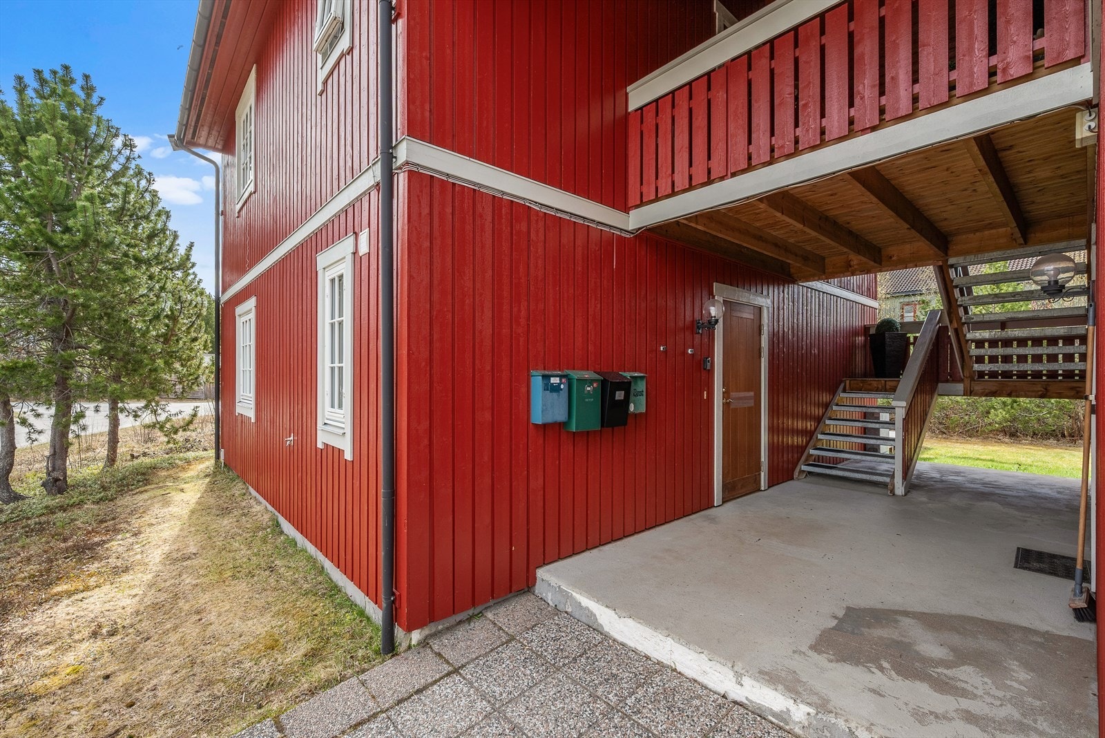 Leiligheten ligger i første etasje og er en del av en firemannsbolig. Galleribilde