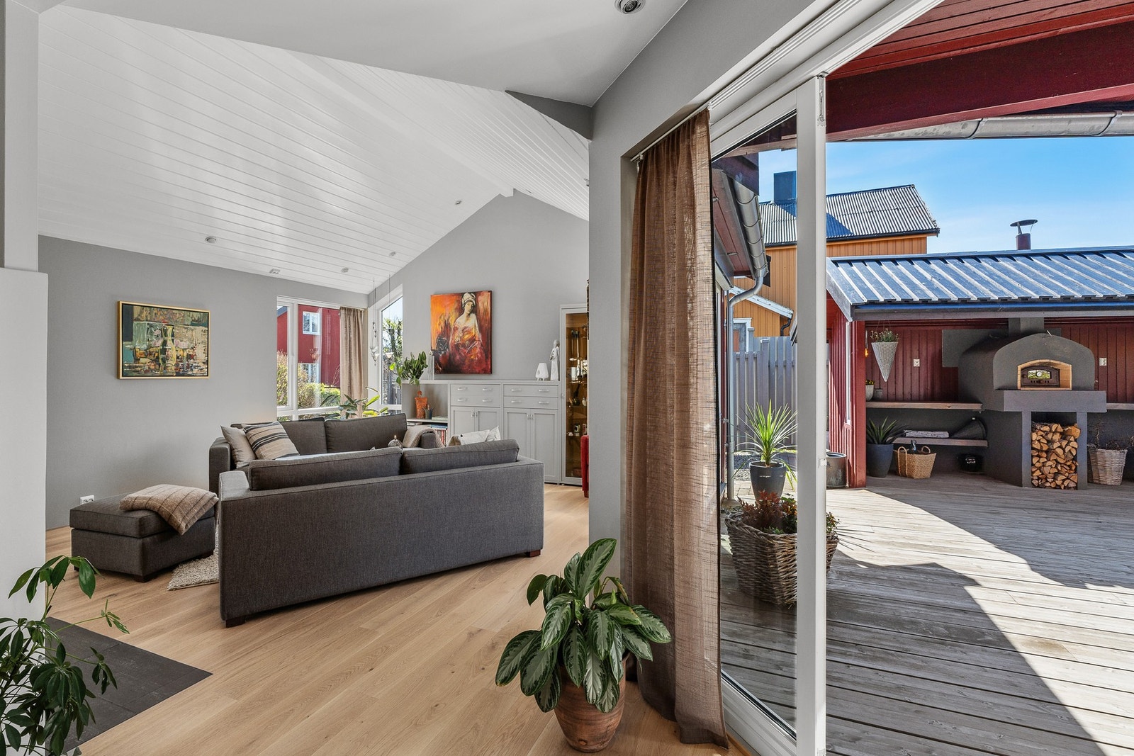 Herfra er det utgang til uteområdet på baksiden. Galleribilde