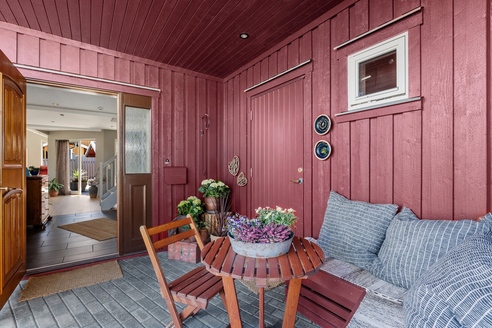 Koselig inngangsparti. Delvis overbygd. Galleribilde